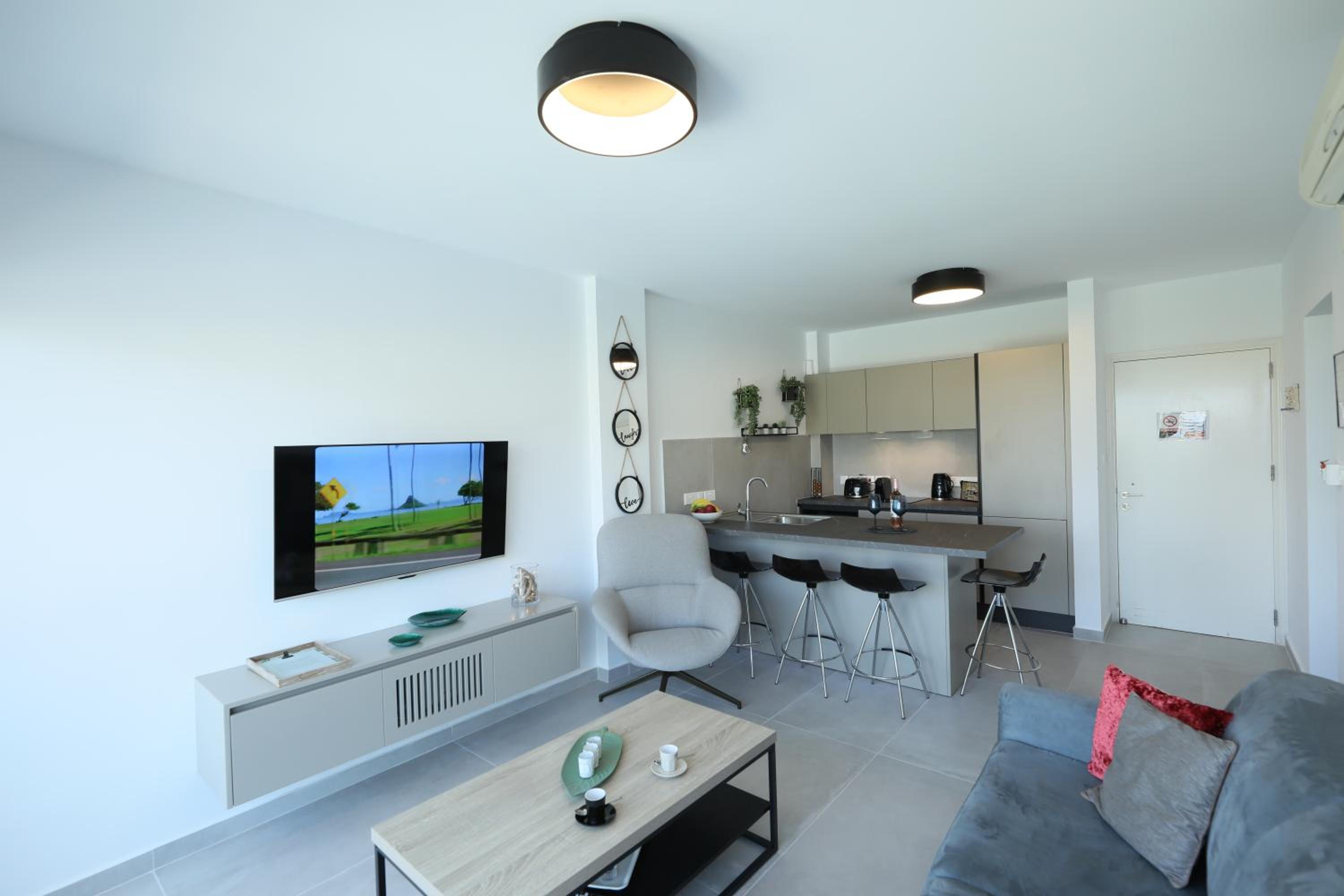 Lovely cozy one bedroom suite with pool view 3