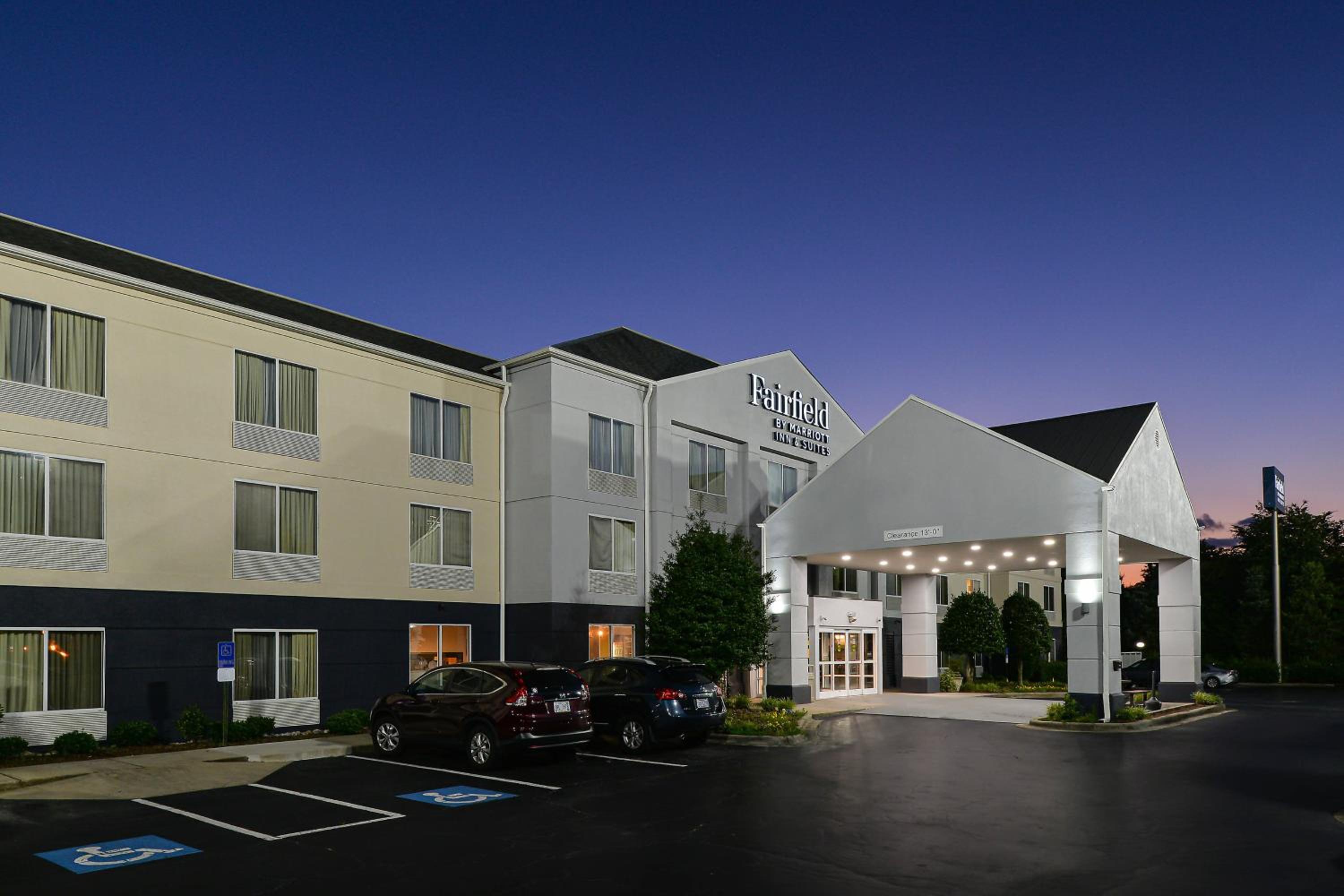 Hotel Fairfield Inn & Suites Charlotte Arrowood - Image 1