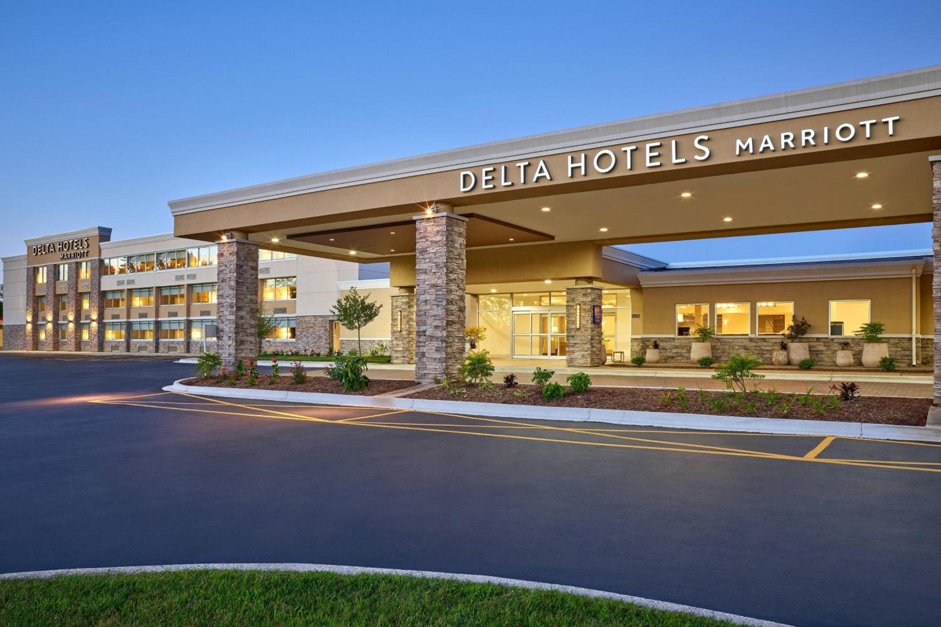 Delta Hotels by Marriott Chicago Willowbrook - Image 3