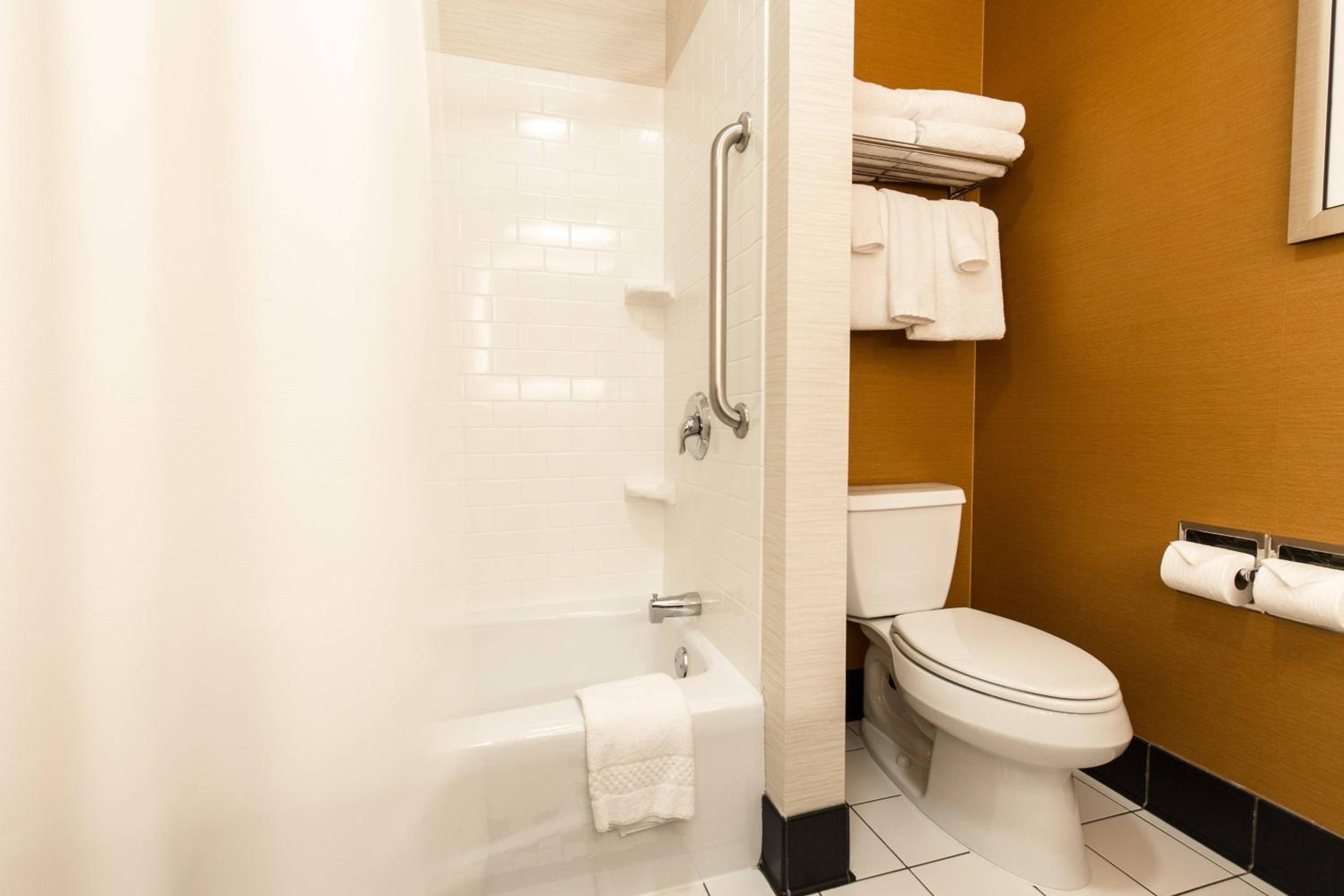 Fairfield Inn and Suites by Marriott Portsmouth Exeter - Property Image 13