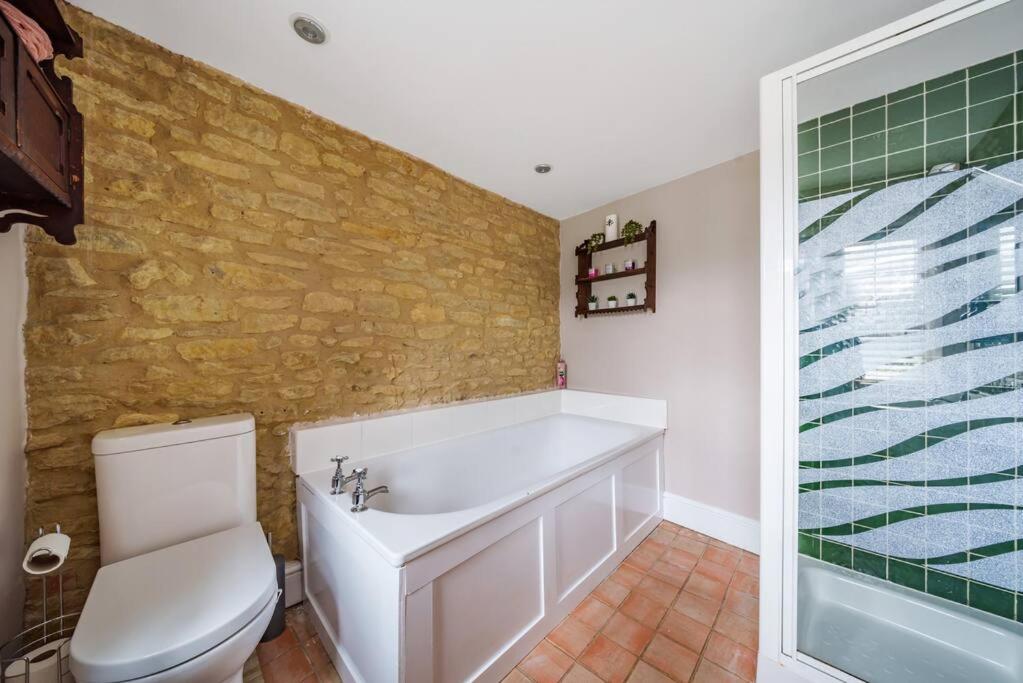 Fox Cottage, within 5 min walk of Bicester Village view 4