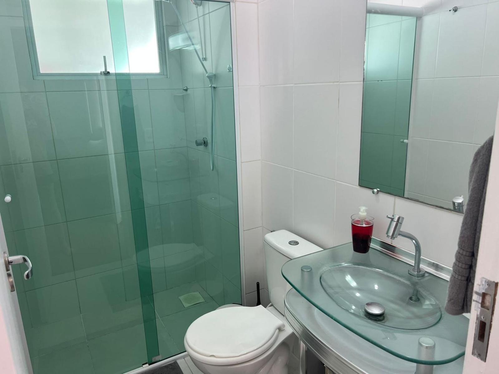 Lindo apartamento completo e com garagem coberta