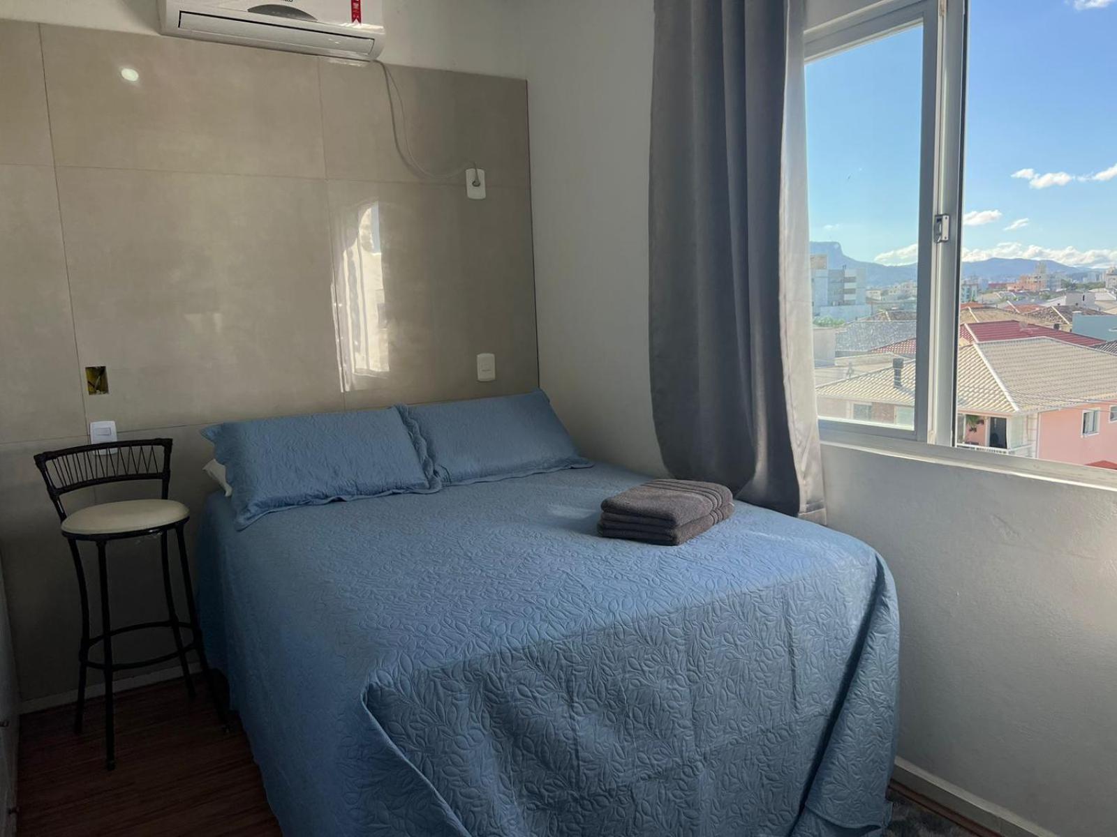 Lindo apartamento completo e com garagem coberta