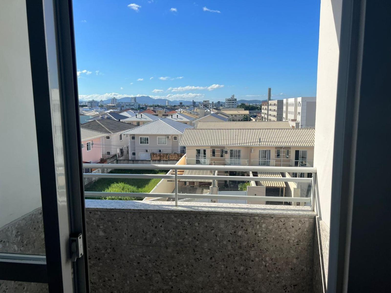 Lindo apartamento completo e com garagem coberta
