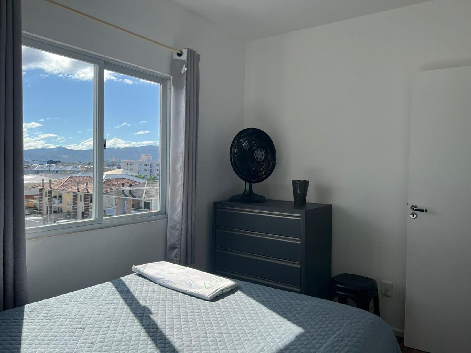 Lindo apartamento completo e com garagem coberta