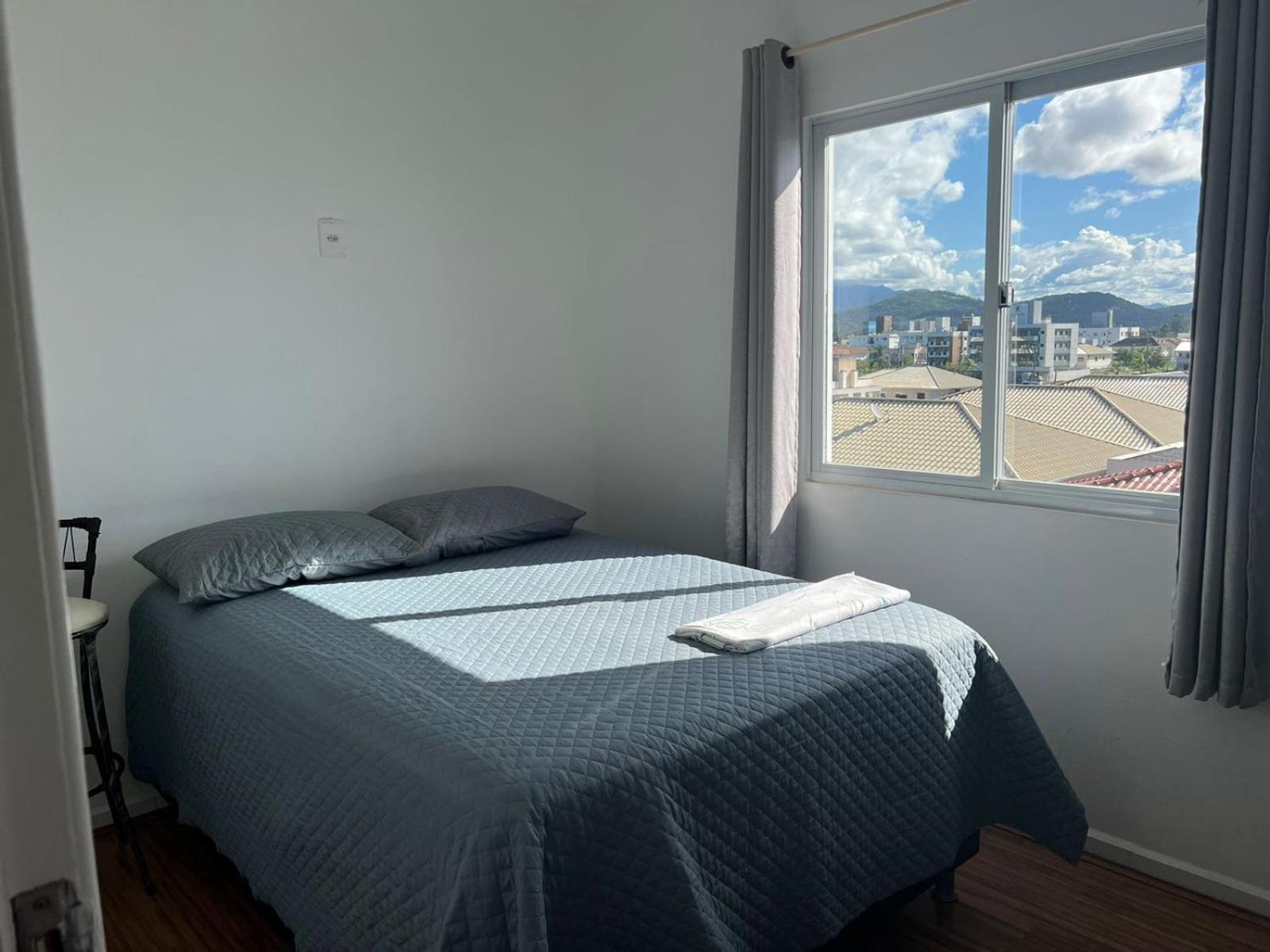 Lindo apartamento completo e com garagem coberta