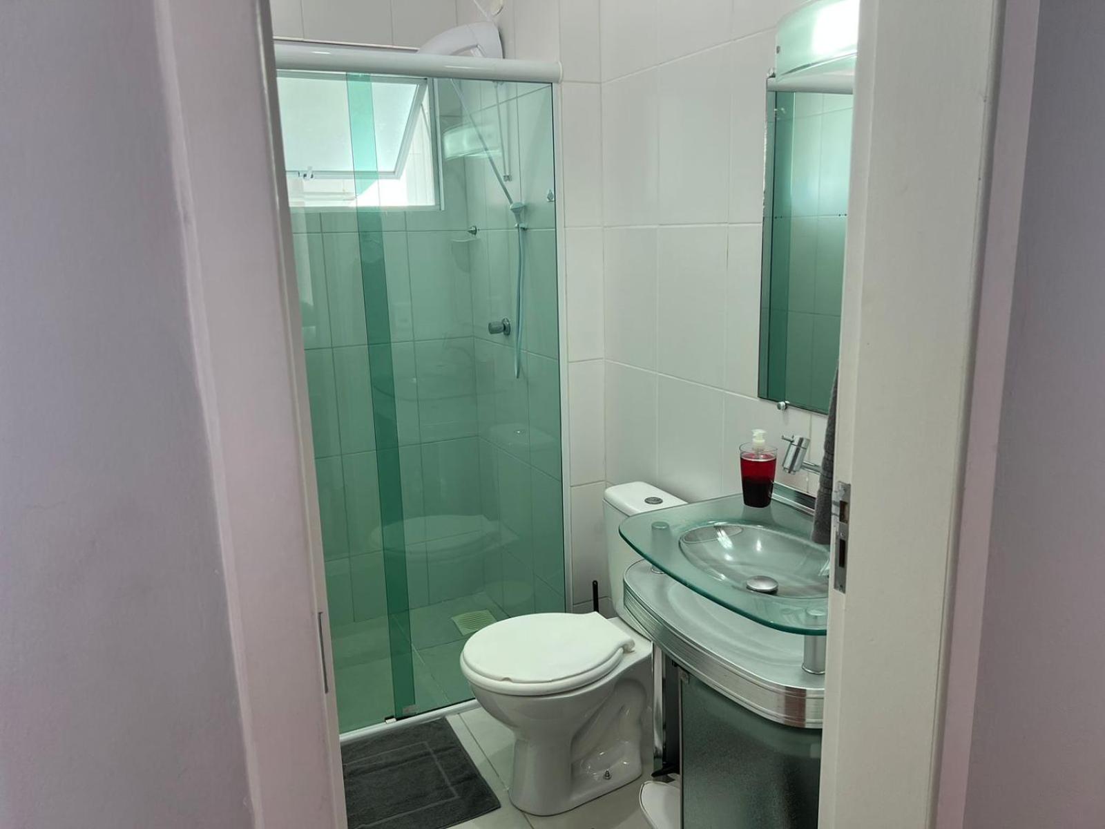Lindo apartamento completo e com garagem coberta
