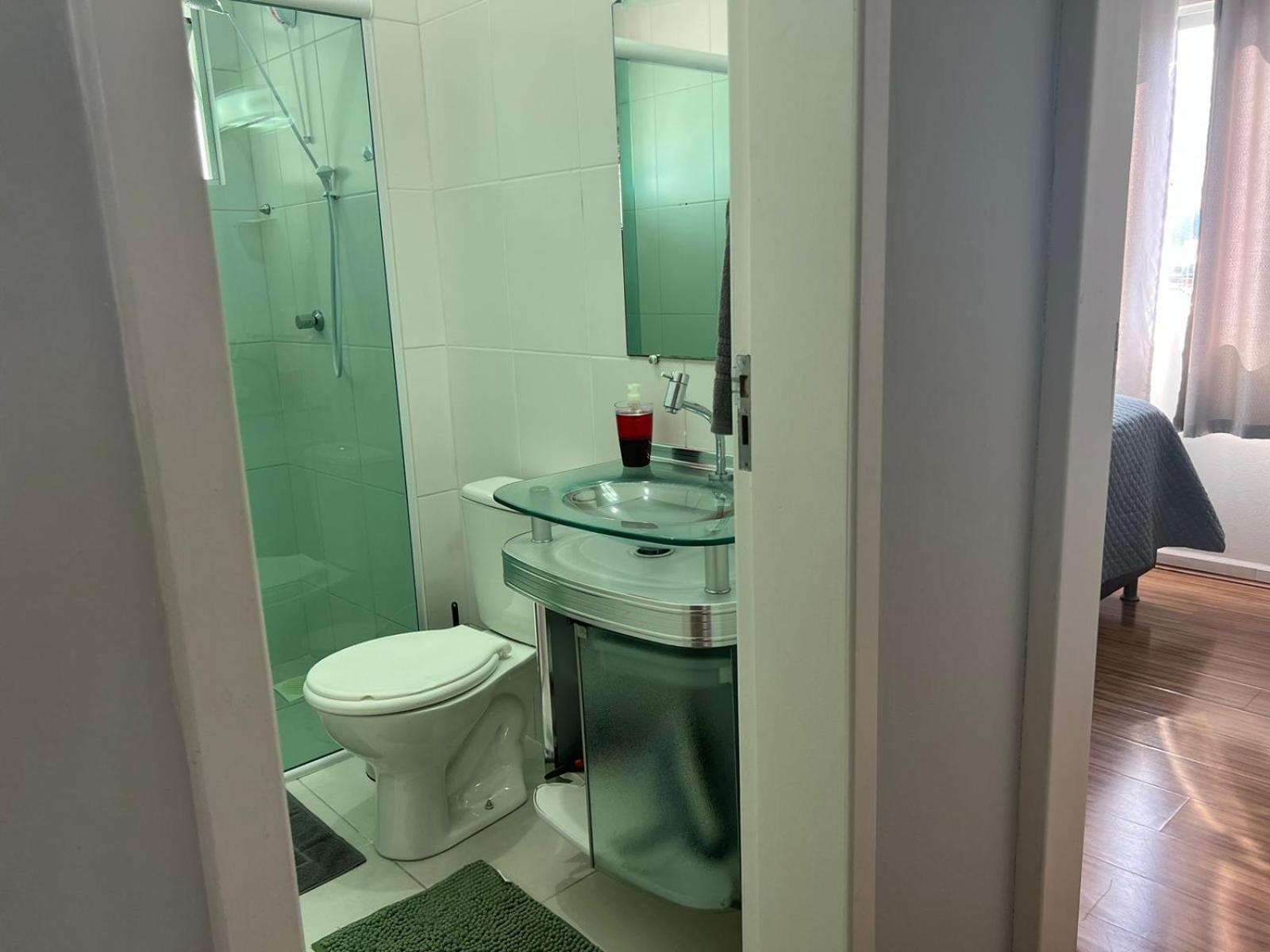 Lindo apartamento completo e com garagem coberta