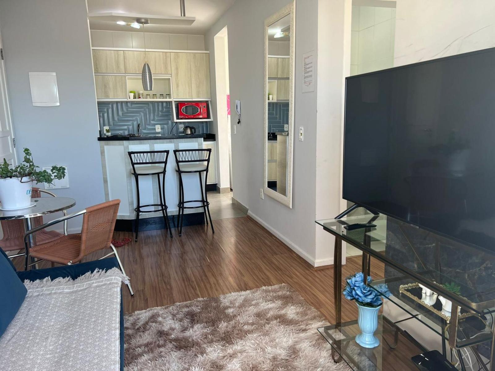 Lindo apartamento completo e com garagem coberta