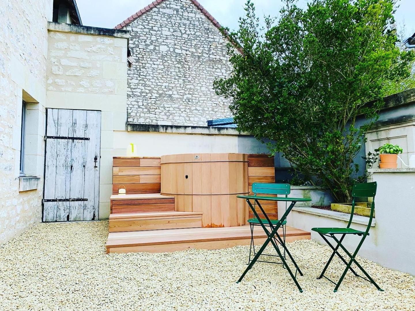Gîte verveine bain nordique jacuzzi l écrin de verdure chinon