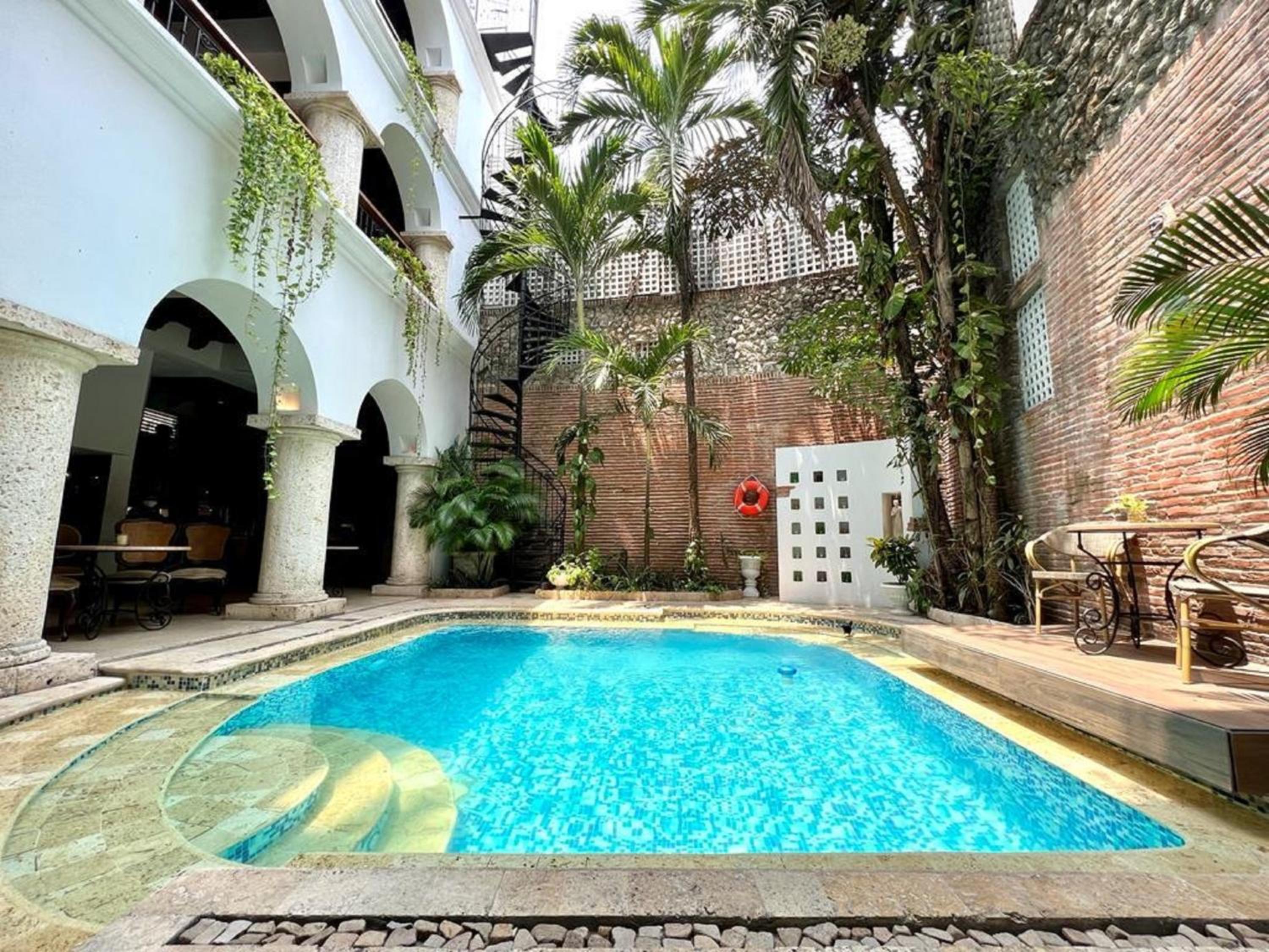 8APS-4 CASA DE 8 HABITACIONES EN EL CENTRO HISTORICO CON PISCINA Y WIFI
