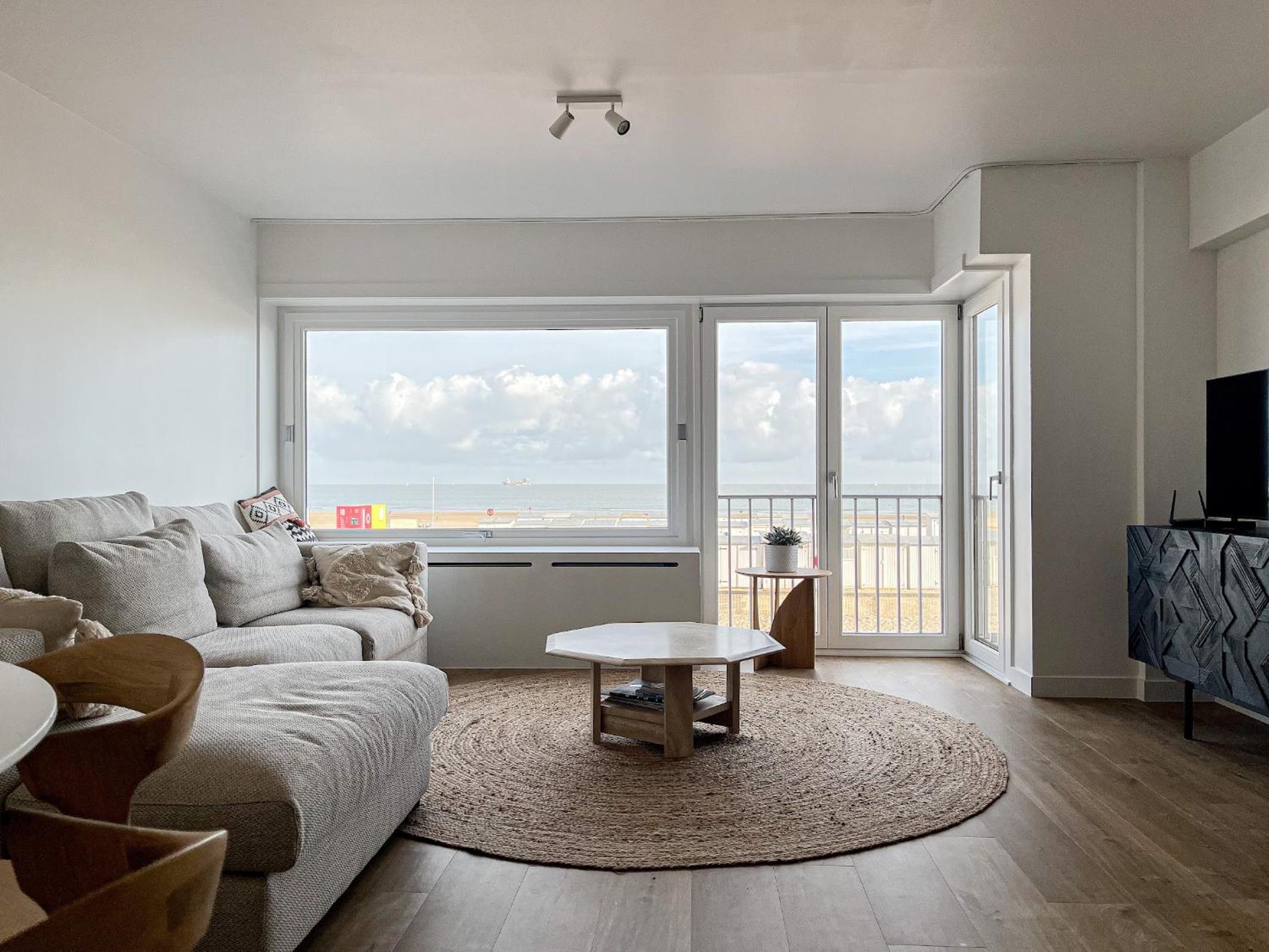 Seaview Heist: 3-Bedroom Flat by the Beach