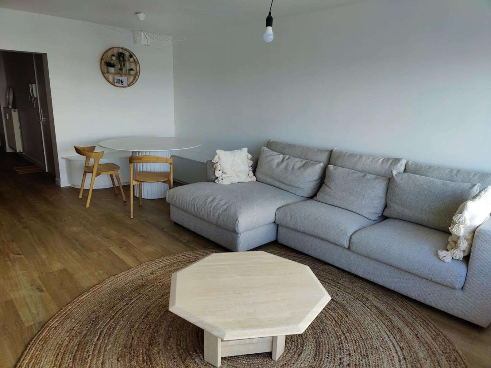 Seaview Heist: 3-Bedroom Flat by the Beach