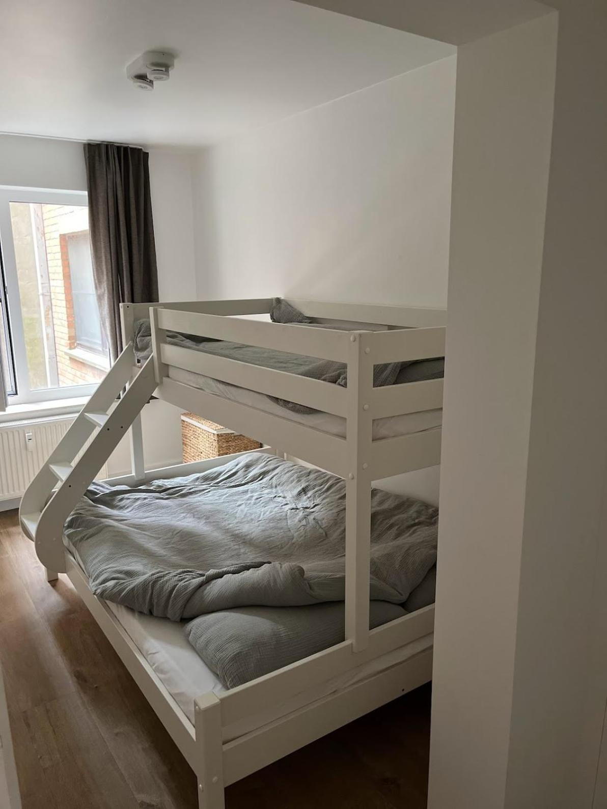 Seaview Heist: 3-Bedroom Flat by the Beach