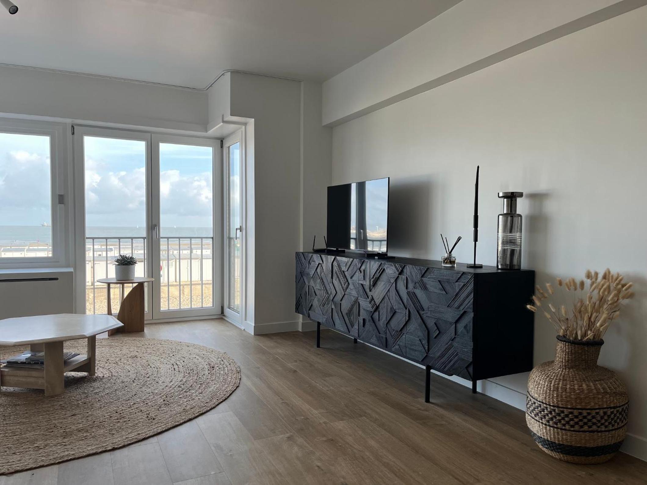 Seaview Heist: 3-Bedroom Flat by the Beach