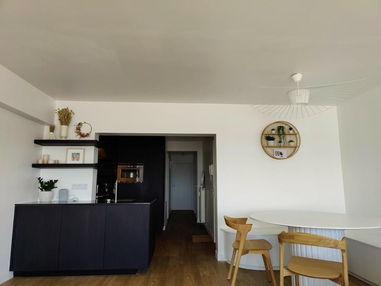 Seaview Heist: 3-Bedroom Flat by the Beach