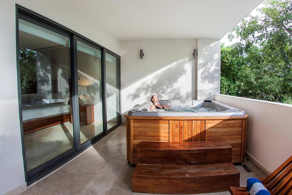 Luxury Condo between 5th Avenue and the Beach view 5