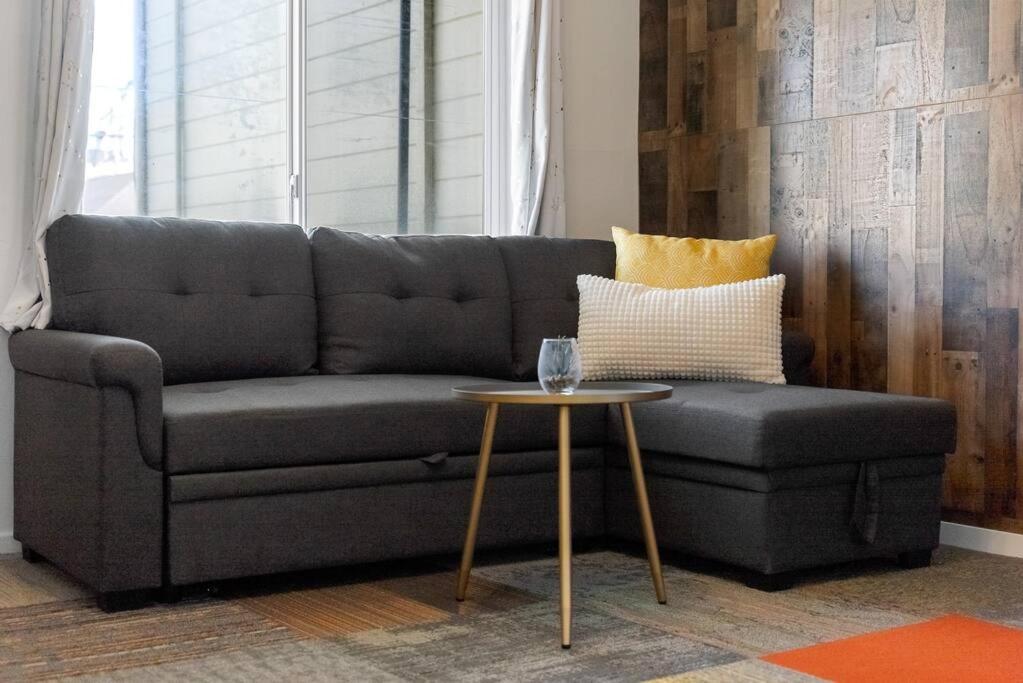 Stylish Green & Gold 2BR / 1Bath Apartment in SFO view 2