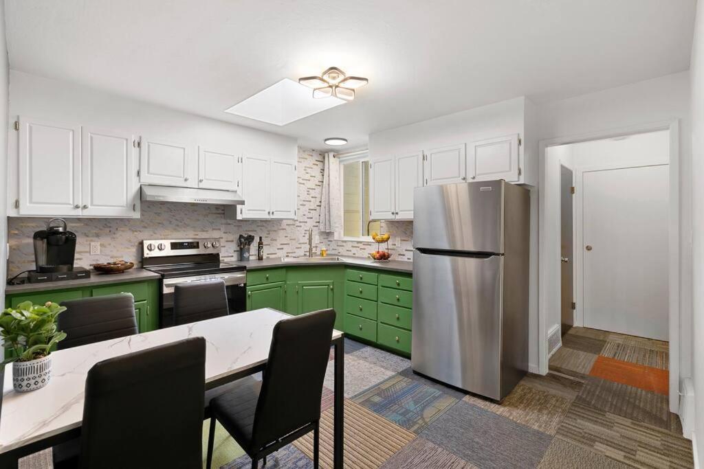 Stylish Green & Gold 2BR / 1Bath Apartment in SFO view 3