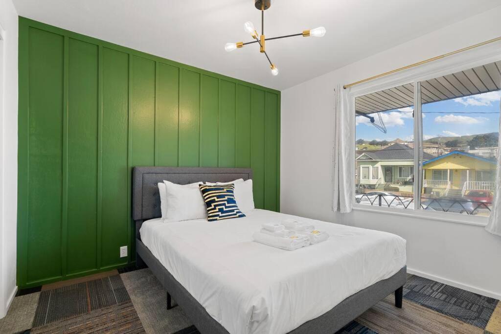 Stylish Green & Gold 2BR / 1Bath Apartment in SFO view 4