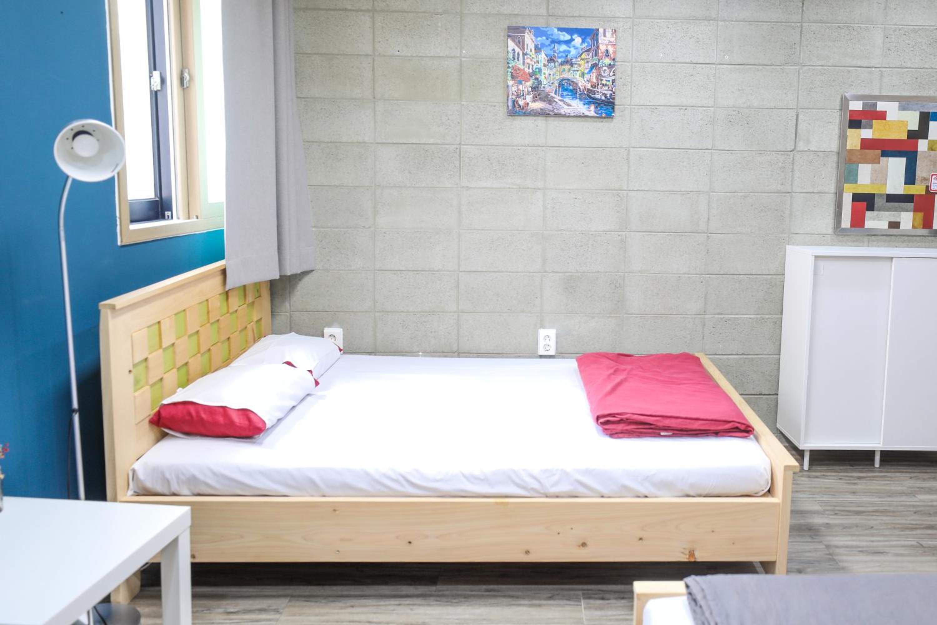 Midtown Hostel 18