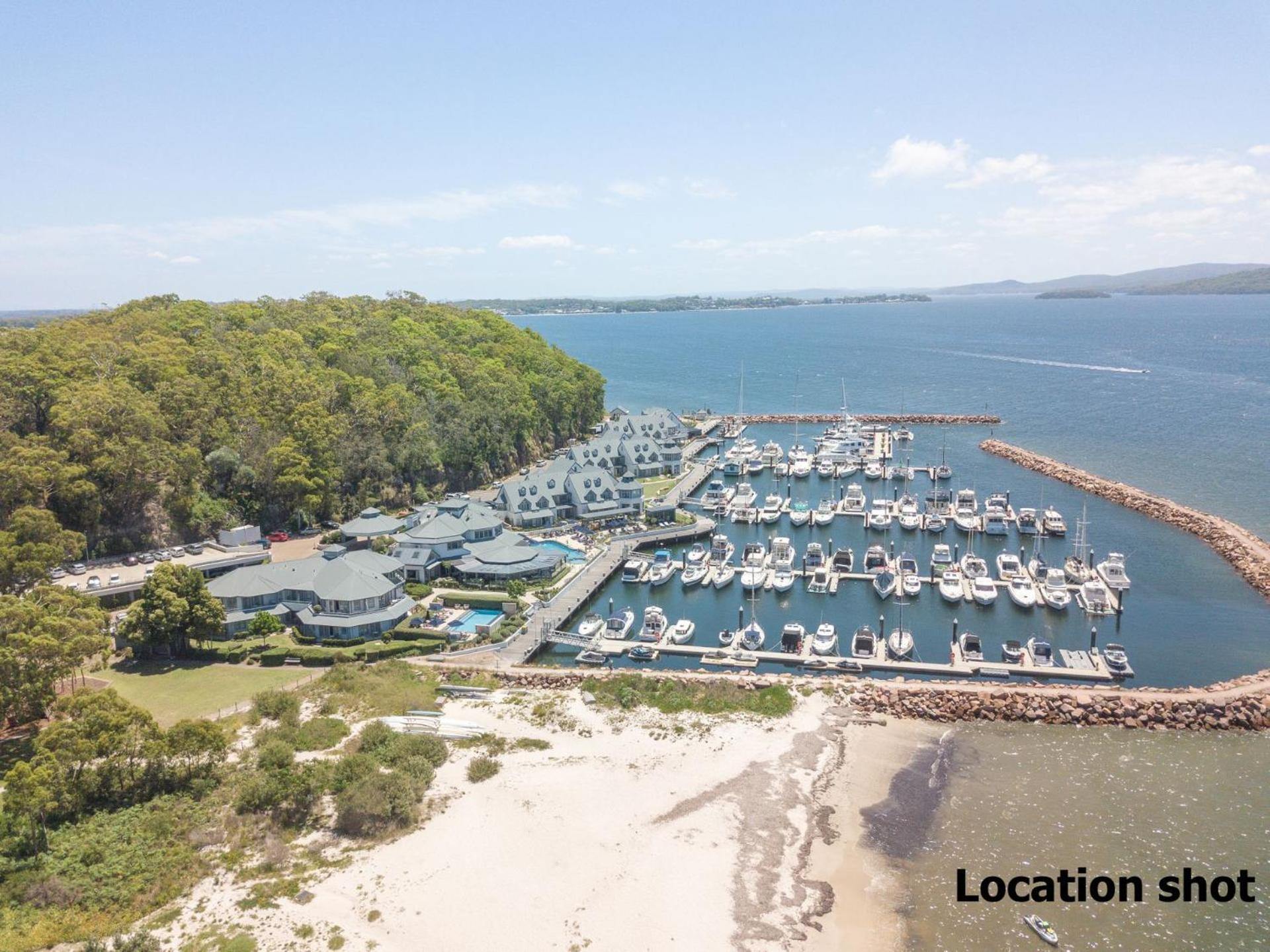 Cloud Nine, 18 Wynne Cres - heated pool, waterviews, beach