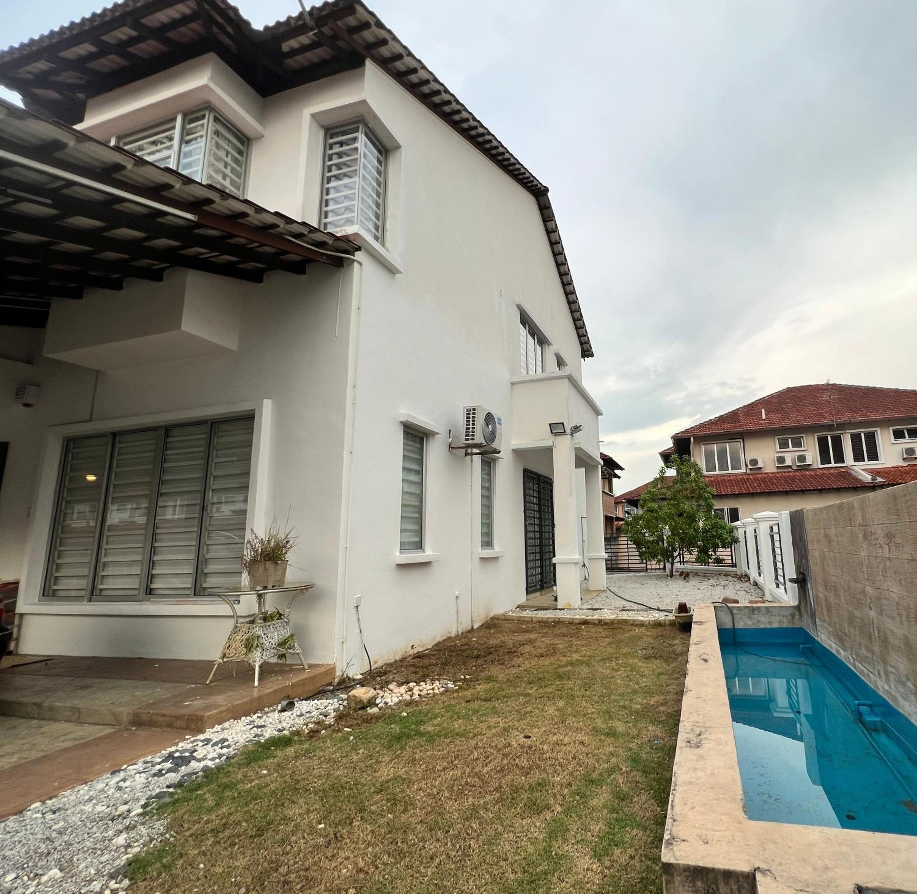 Icon BM Vacation Home with Water Fountain and Barbeque Area by ZamanJa