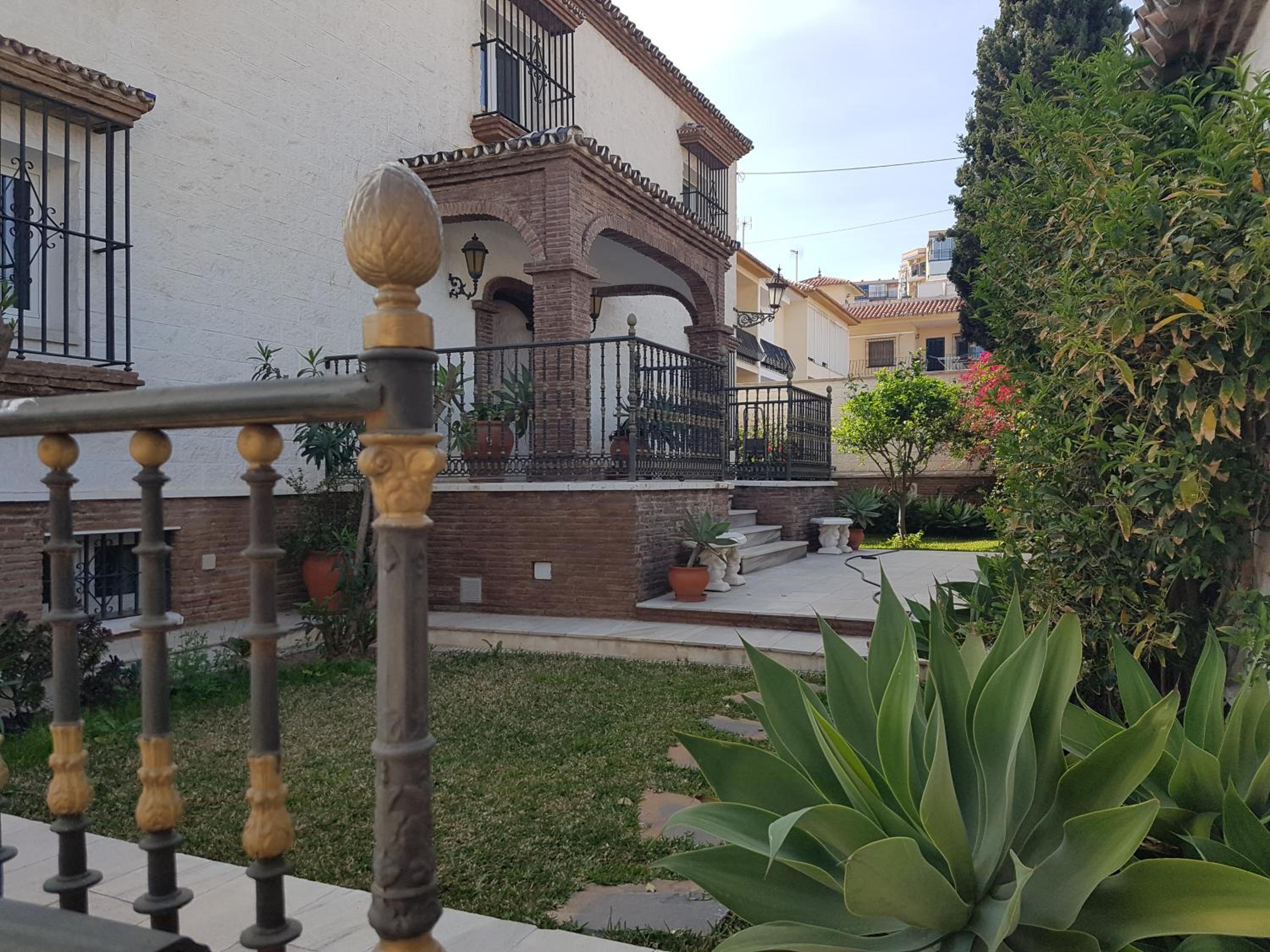 espectacular villa puerto marina playa