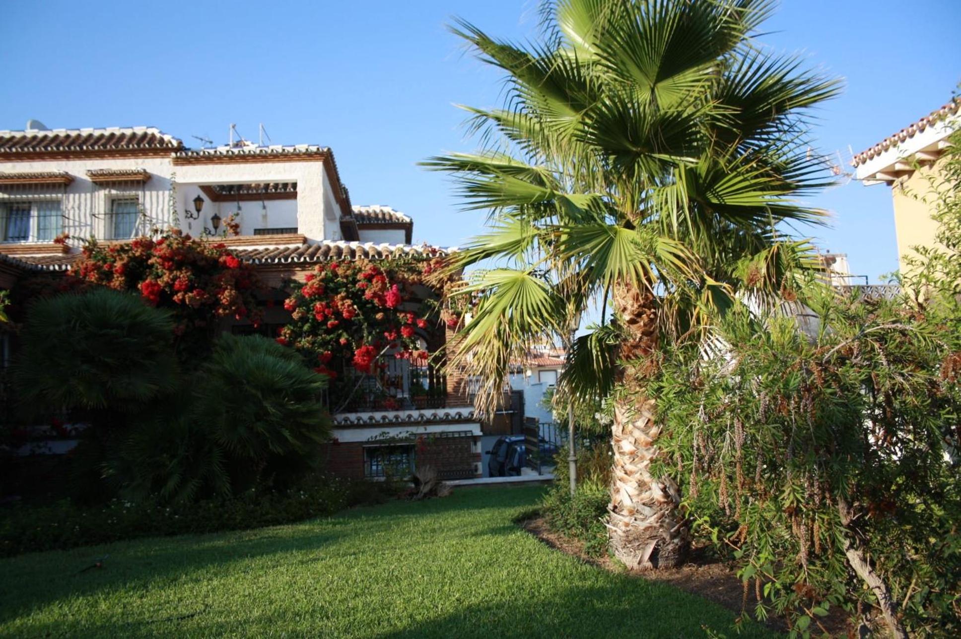 espectacular villa puerto marina playa