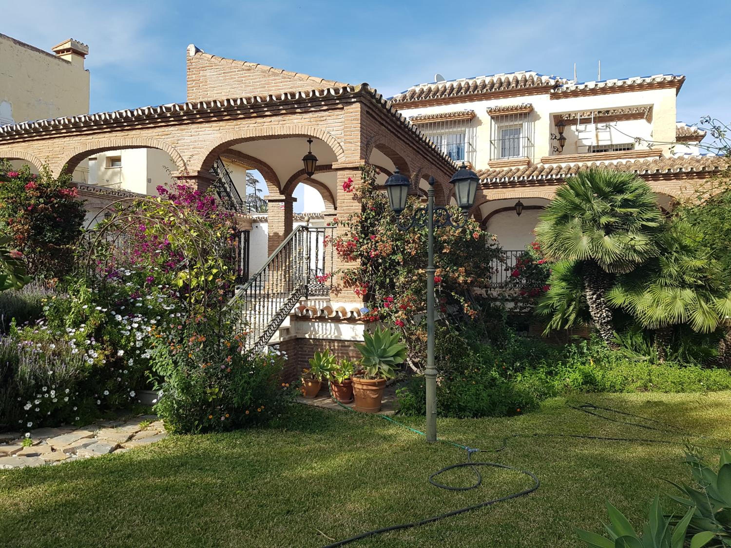 espectacular villa puerto marina playa