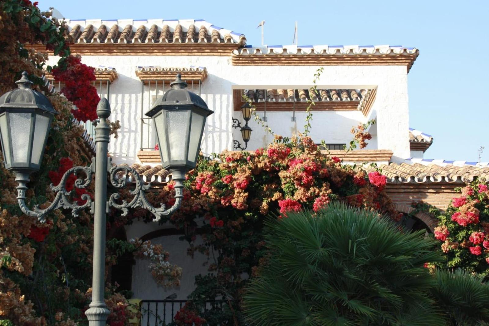 espectacular villa puerto marina playa