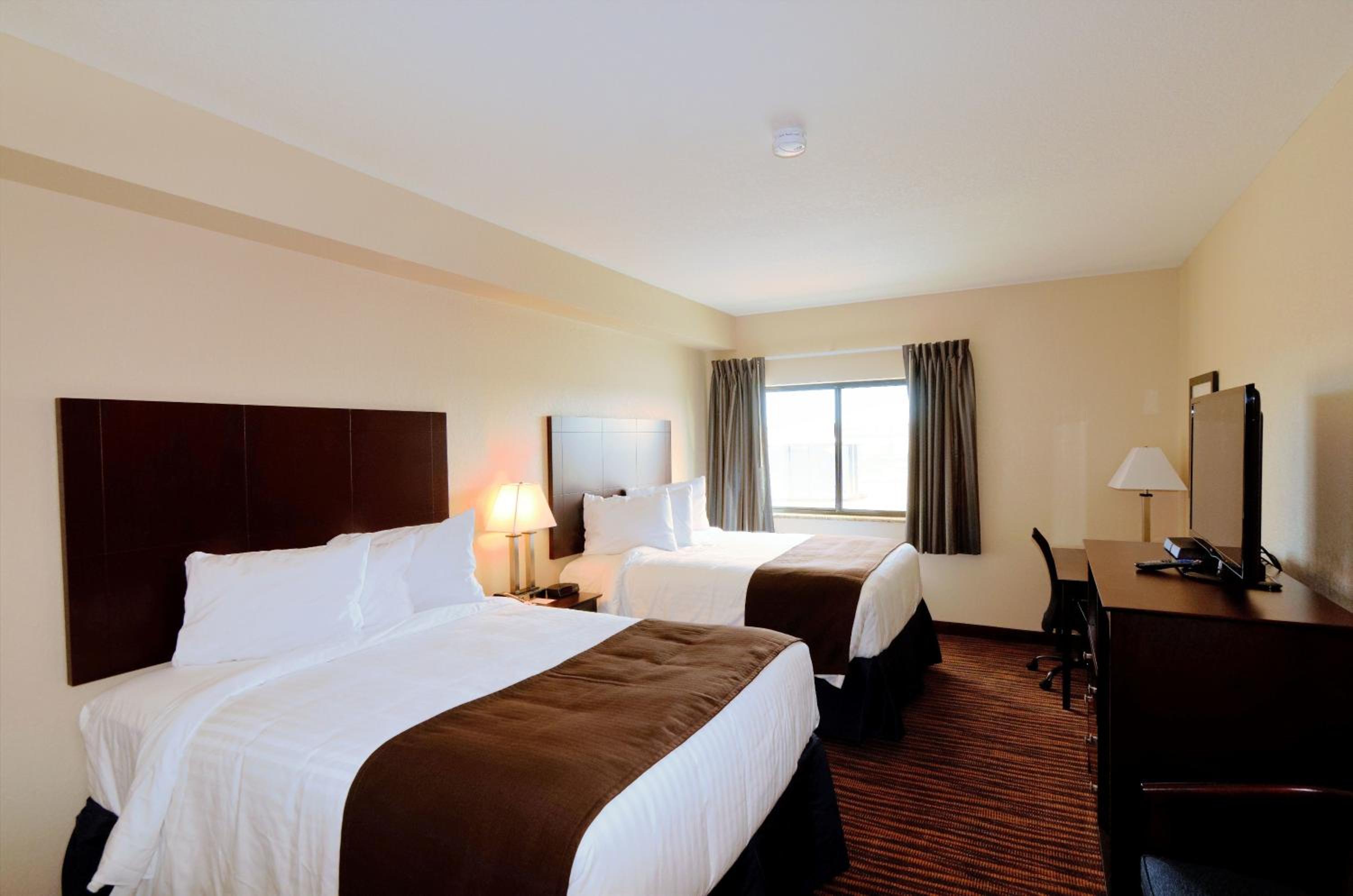Cobblestone Inn & Suites - Denison | Oak Ridge