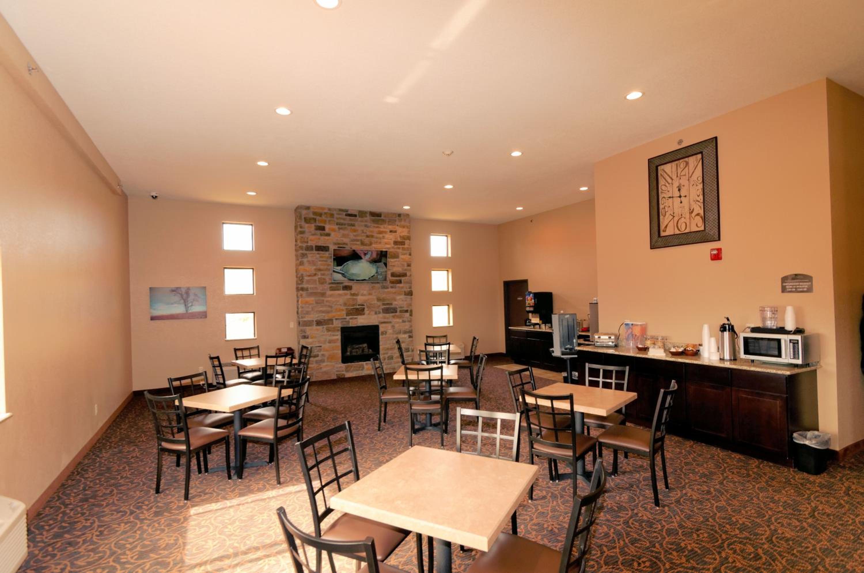 Cobblestone Inn & Suites - Denison | Oak Ridge