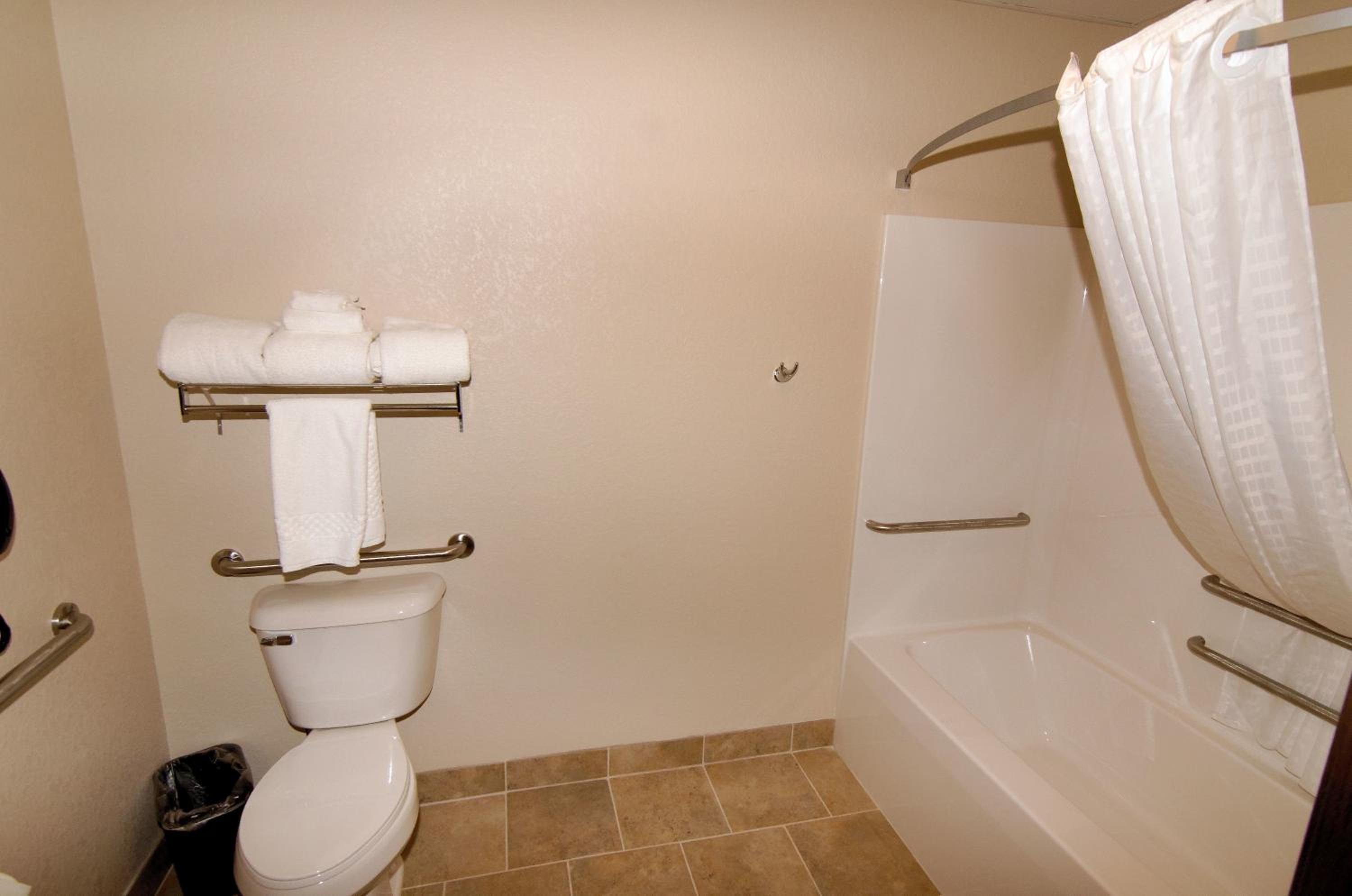 Cobblestone Inn & Suites - Denison | Oak Ridge
