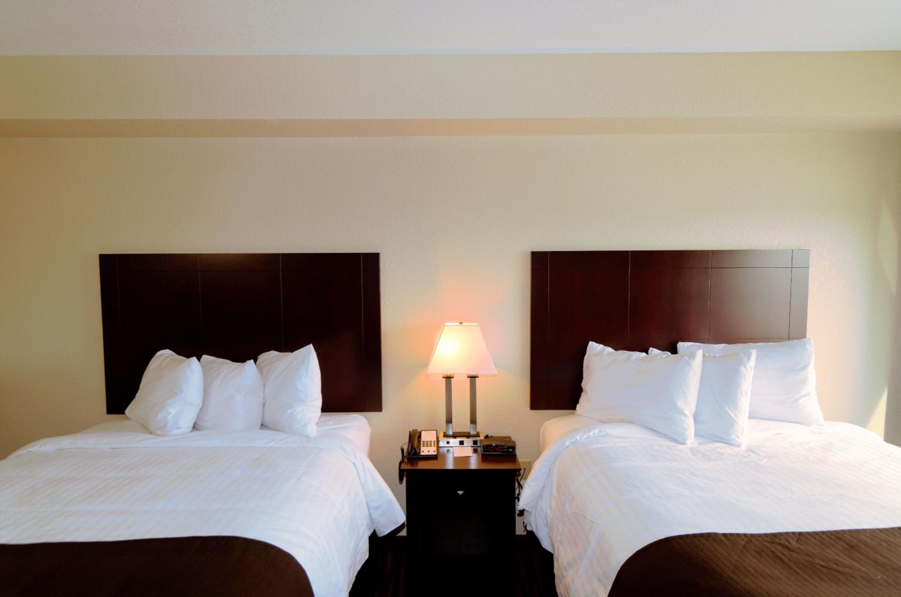 Cobblestone Inn & Suites - Denison | Oak Ridge