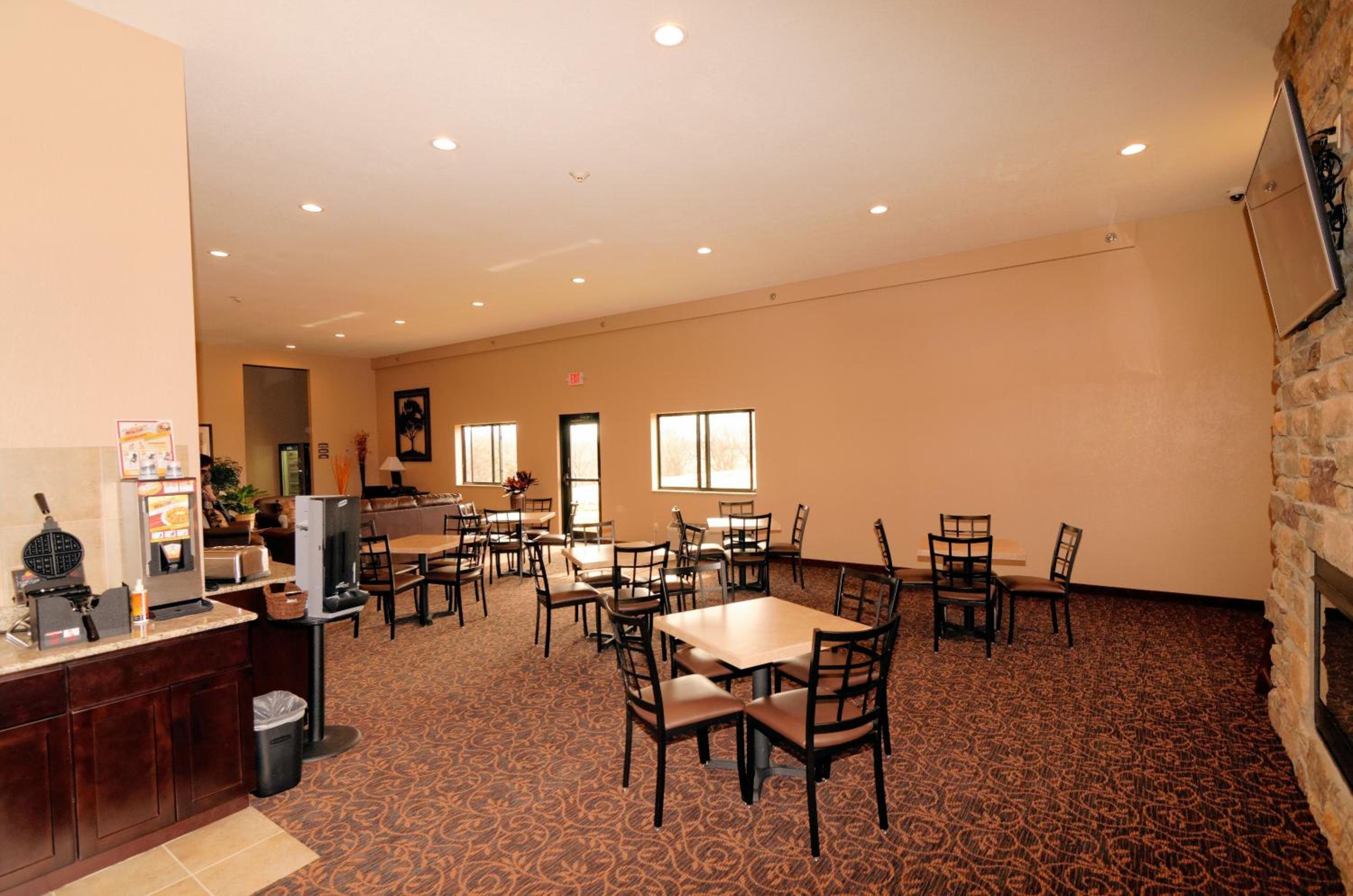 Cobblestone Inn & Suites - Denison | Oak Ridge
