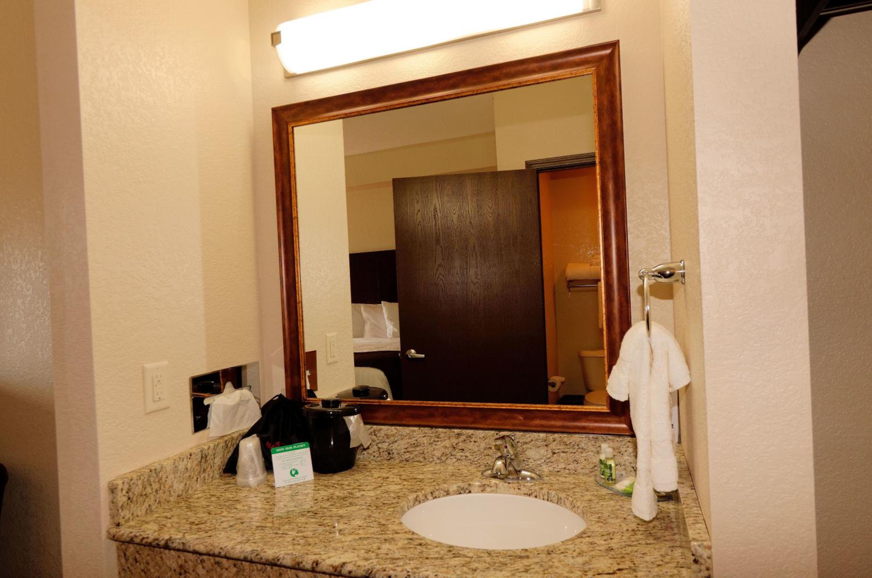 Cobblestone Inn & Suites - Denison | Oak Ridge