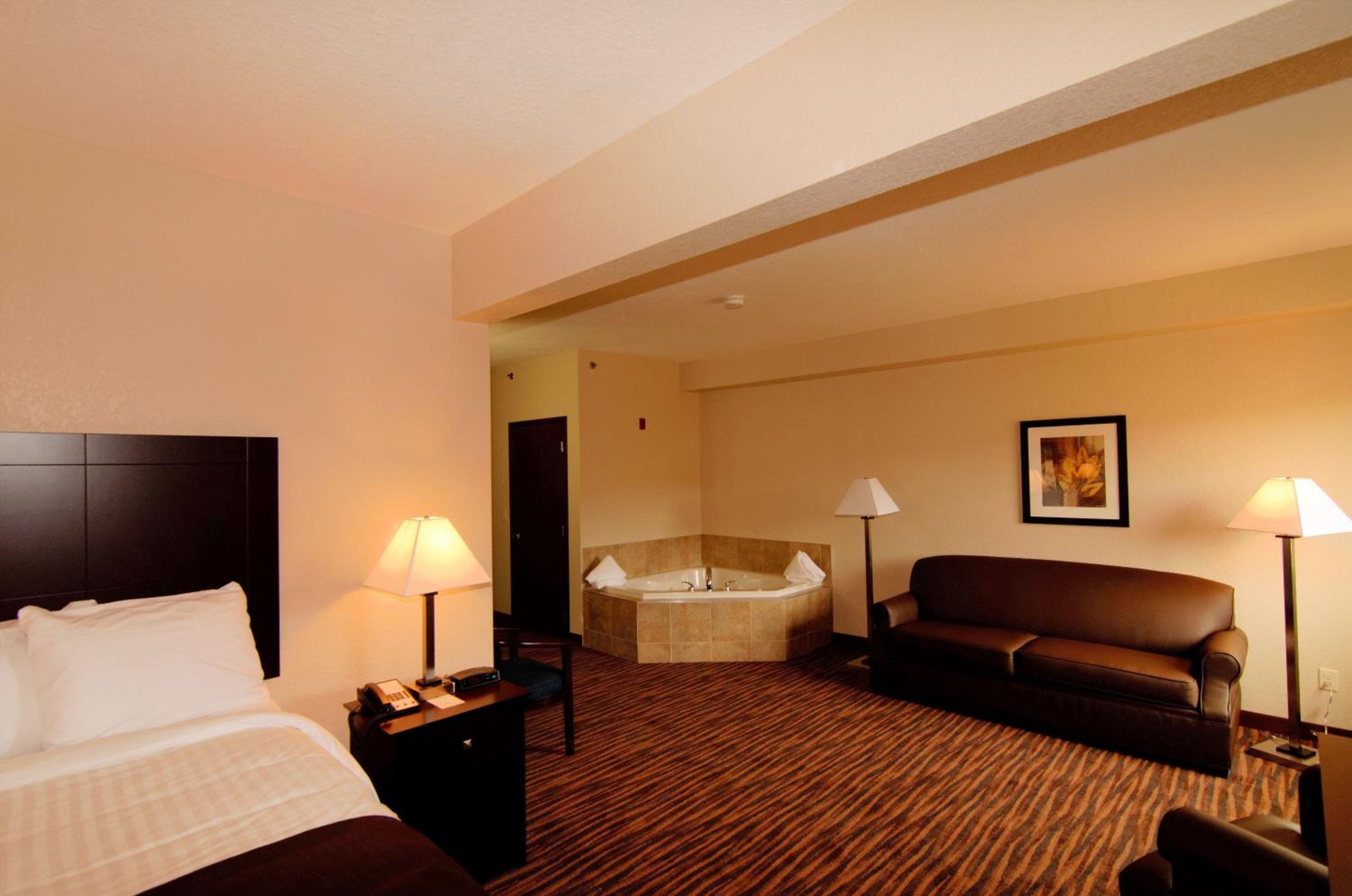 Cobblestone Inn & Suites - Denison | Oak Ridge
