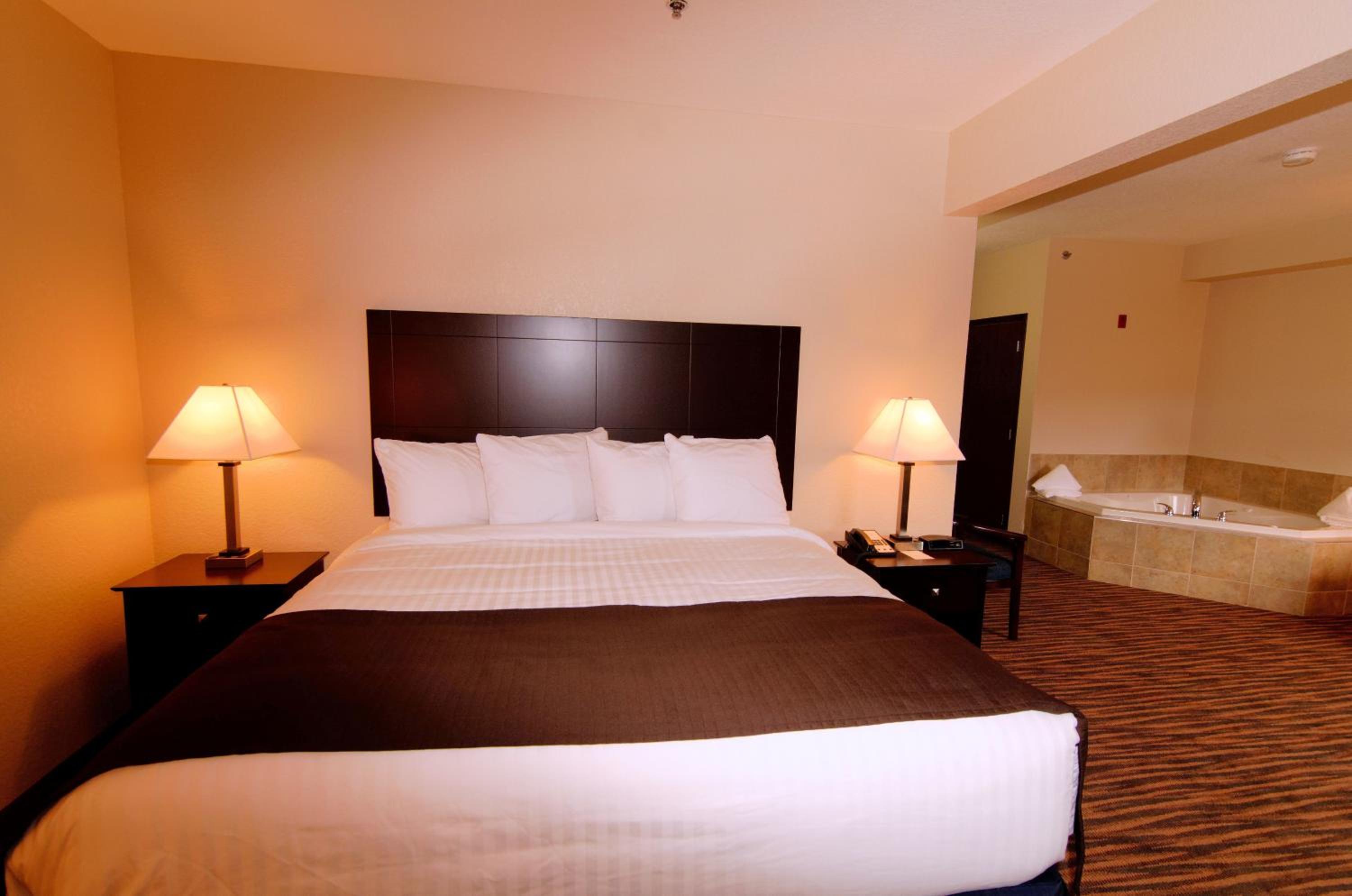 Cobblestone Inn & Suites - Denison | Oak Ridge