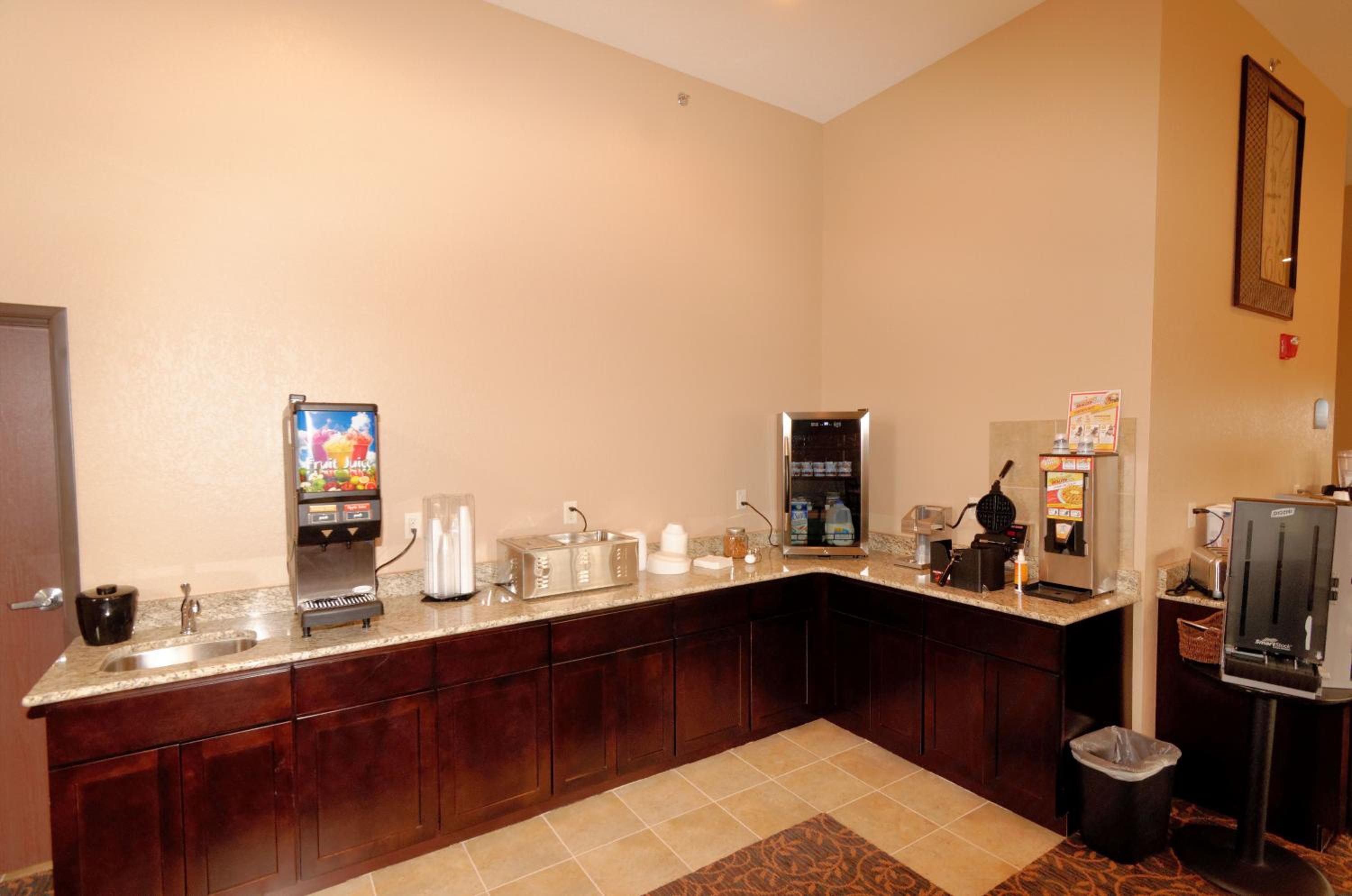 Cobblestone Inn & Suites - Denison | Oak Ridge
