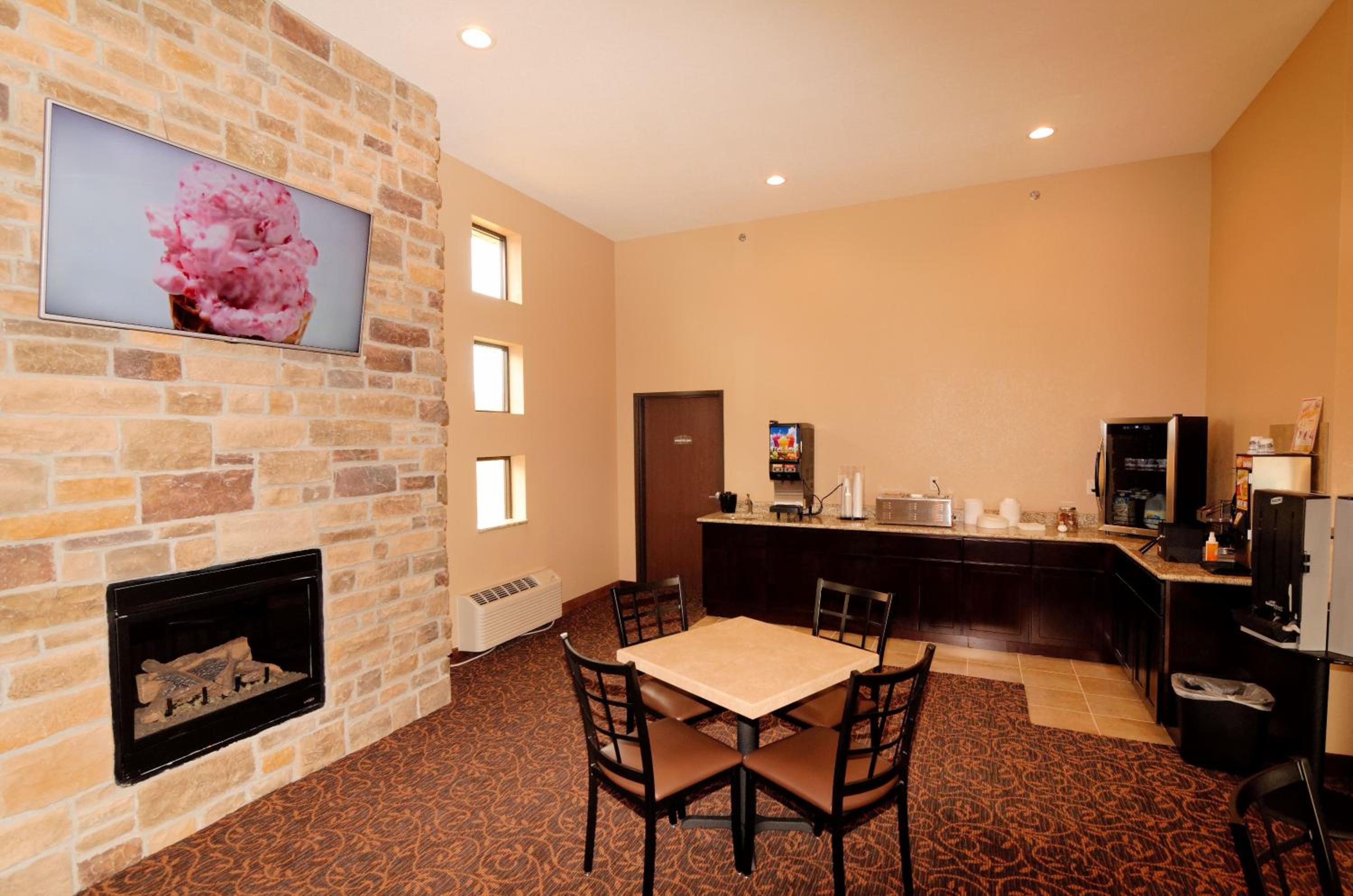 Cobblestone Inn & Suites - Denison | Oak Ridge