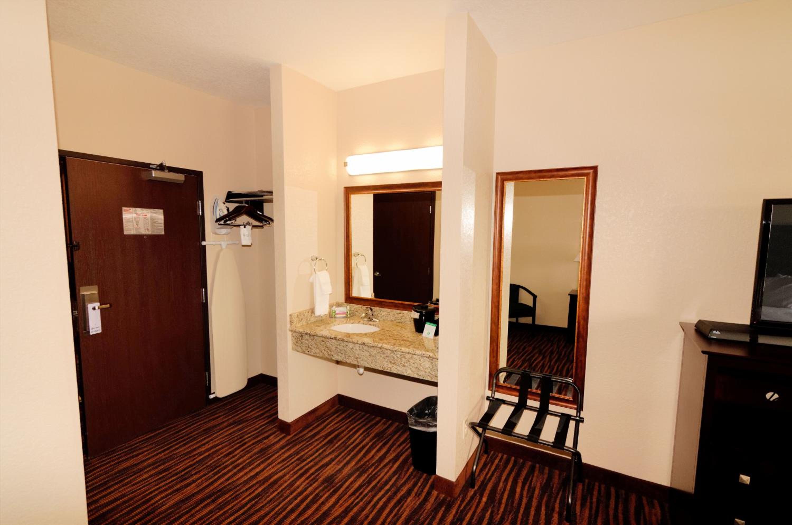 Cobblestone Inn & Suites - Denison | Oak Ridge