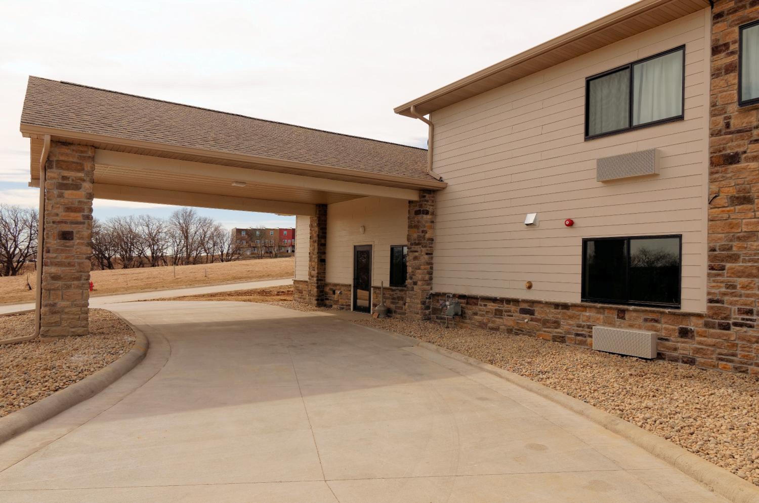 Cobblestone Inn & Suites - Denison | Oak Ridge