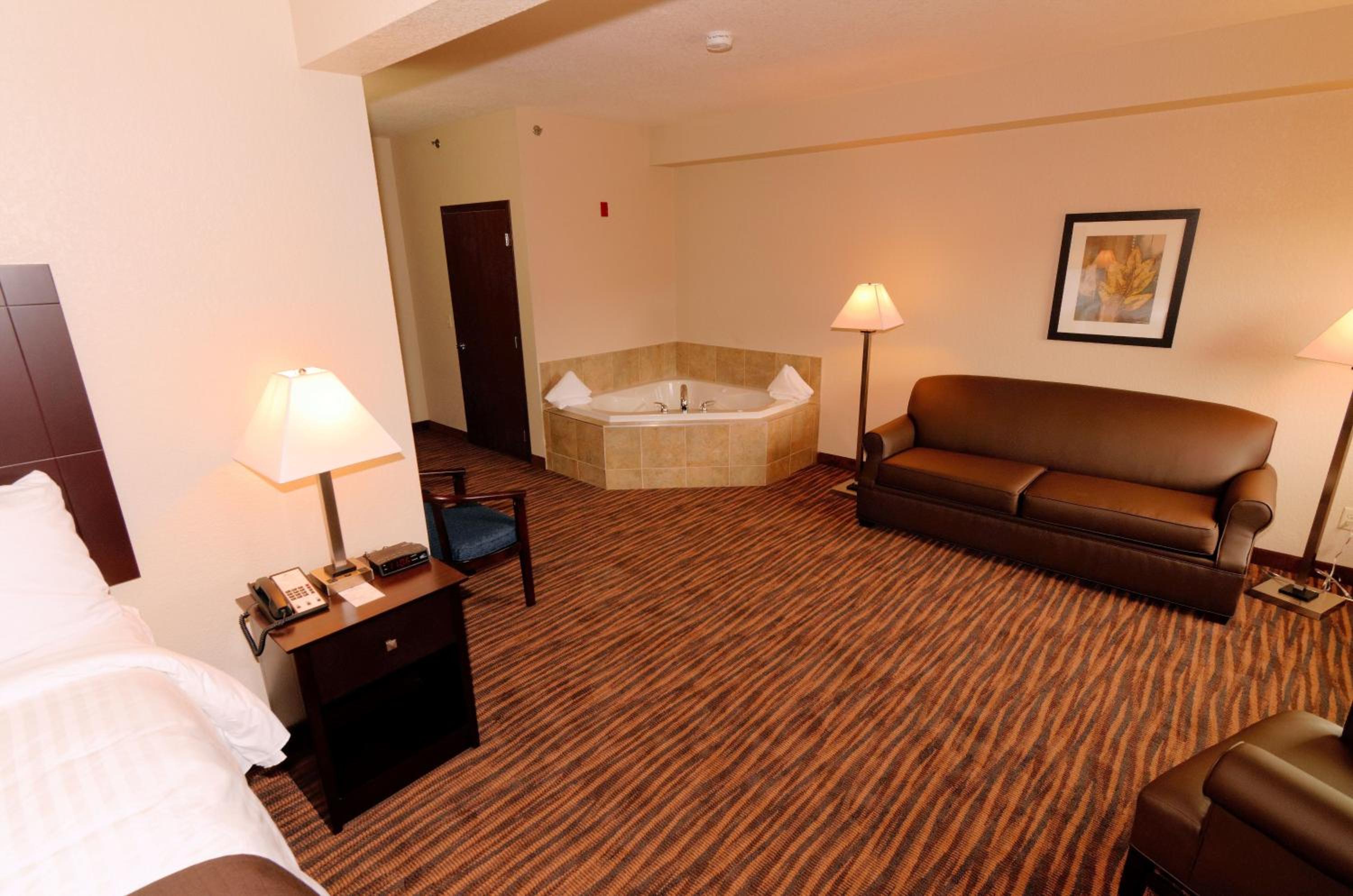 Cobblestone Inn & Suites - Denison | Oak Ridge