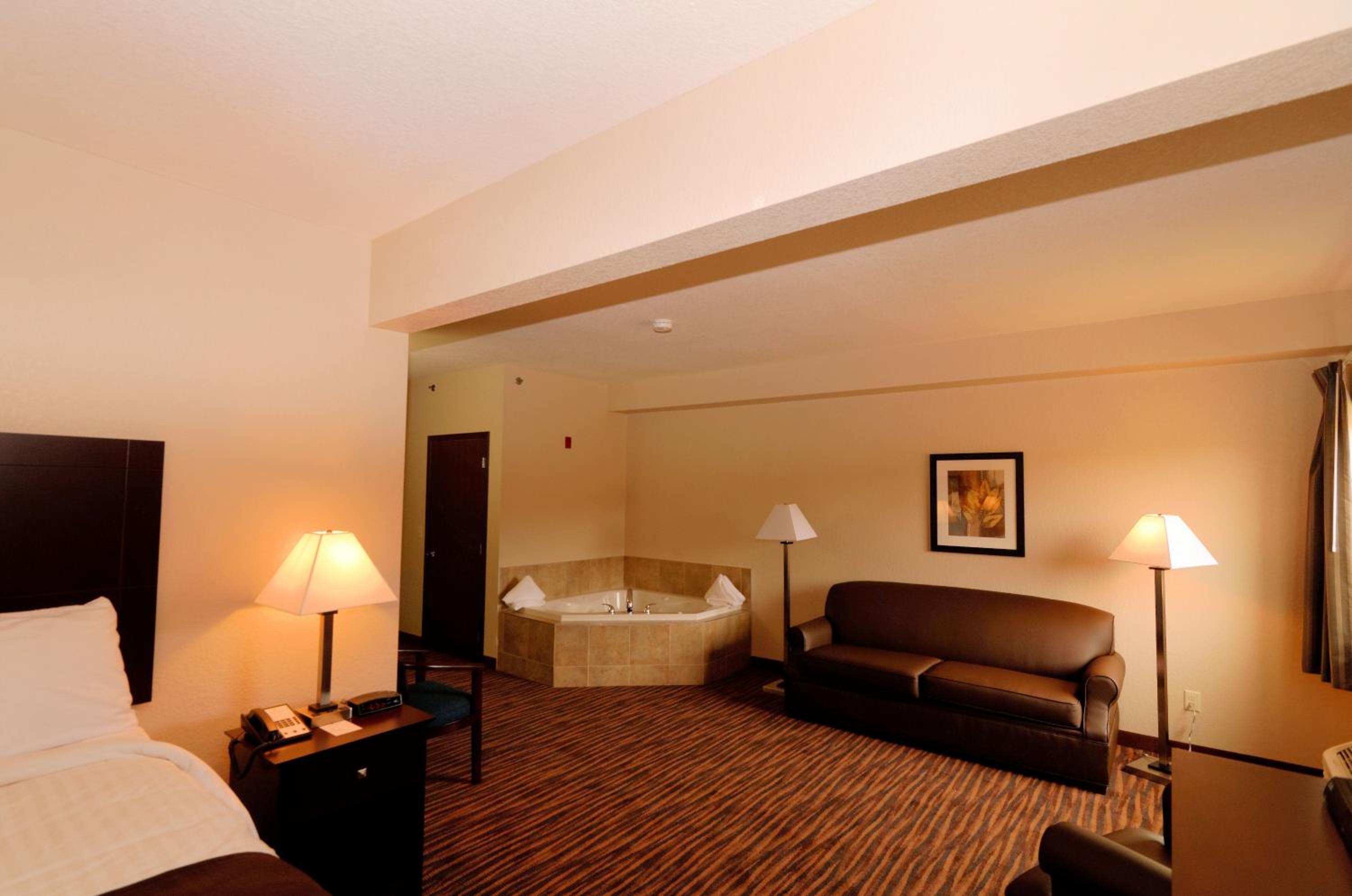 Cobblestone Inn & Suites - Denison | Oak Ridge