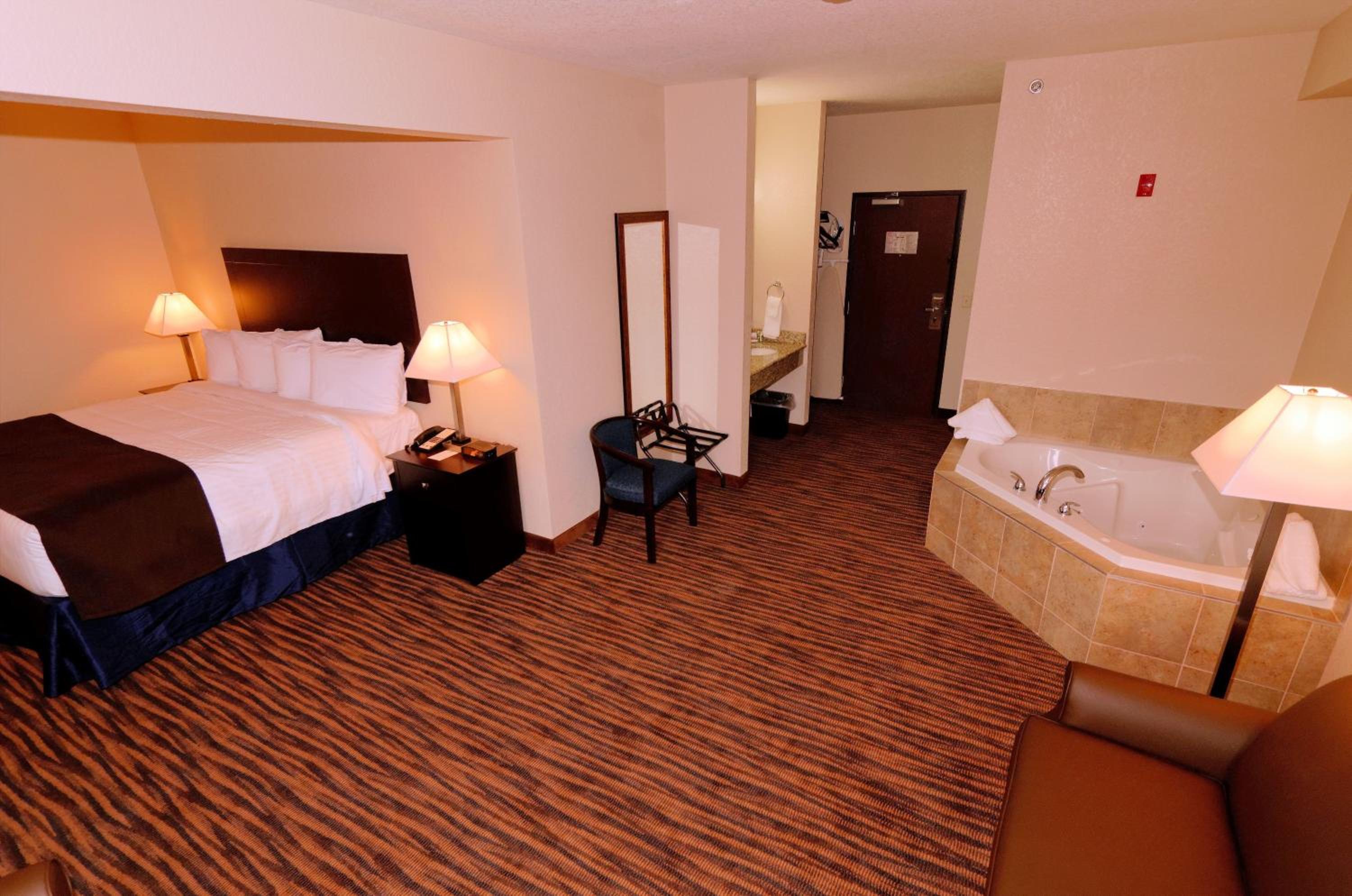 Cobblestone Inn & Suites - Denison | Oak Ridge