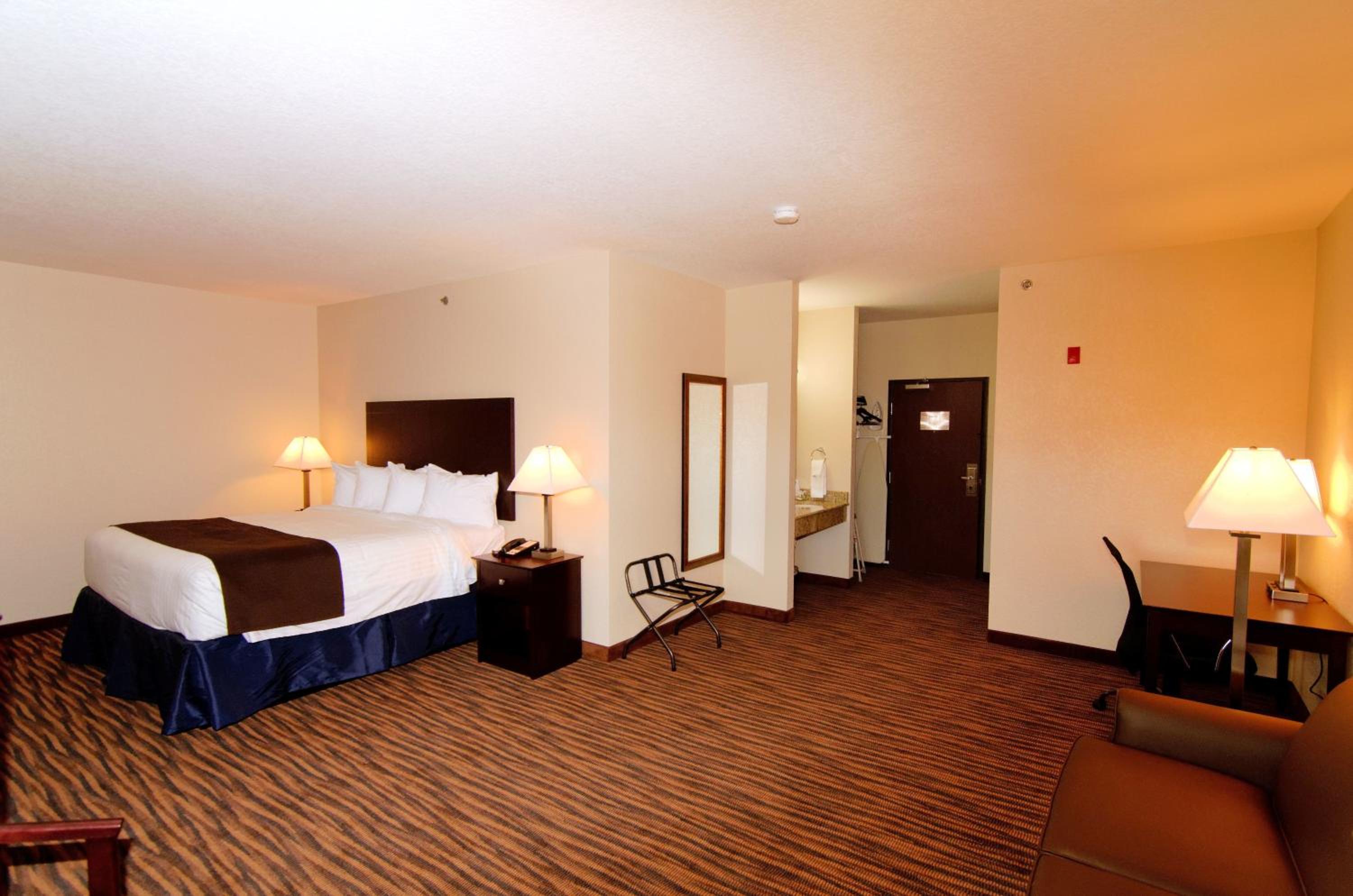 Cobblestone Inn & Suites - Denison | Oak Ridge