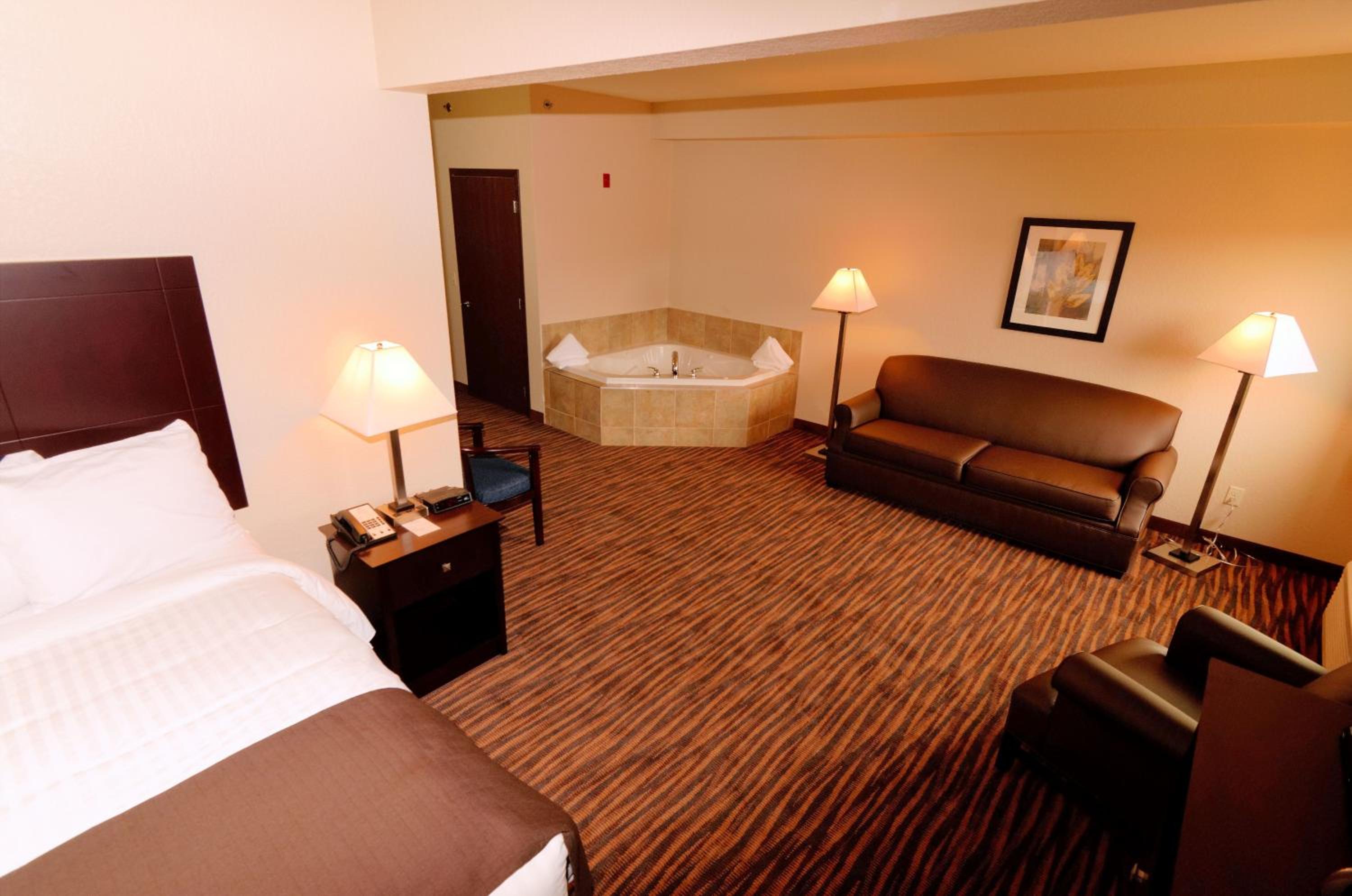 Cobblestone Inn & Suites - Denison | Oak Ridge