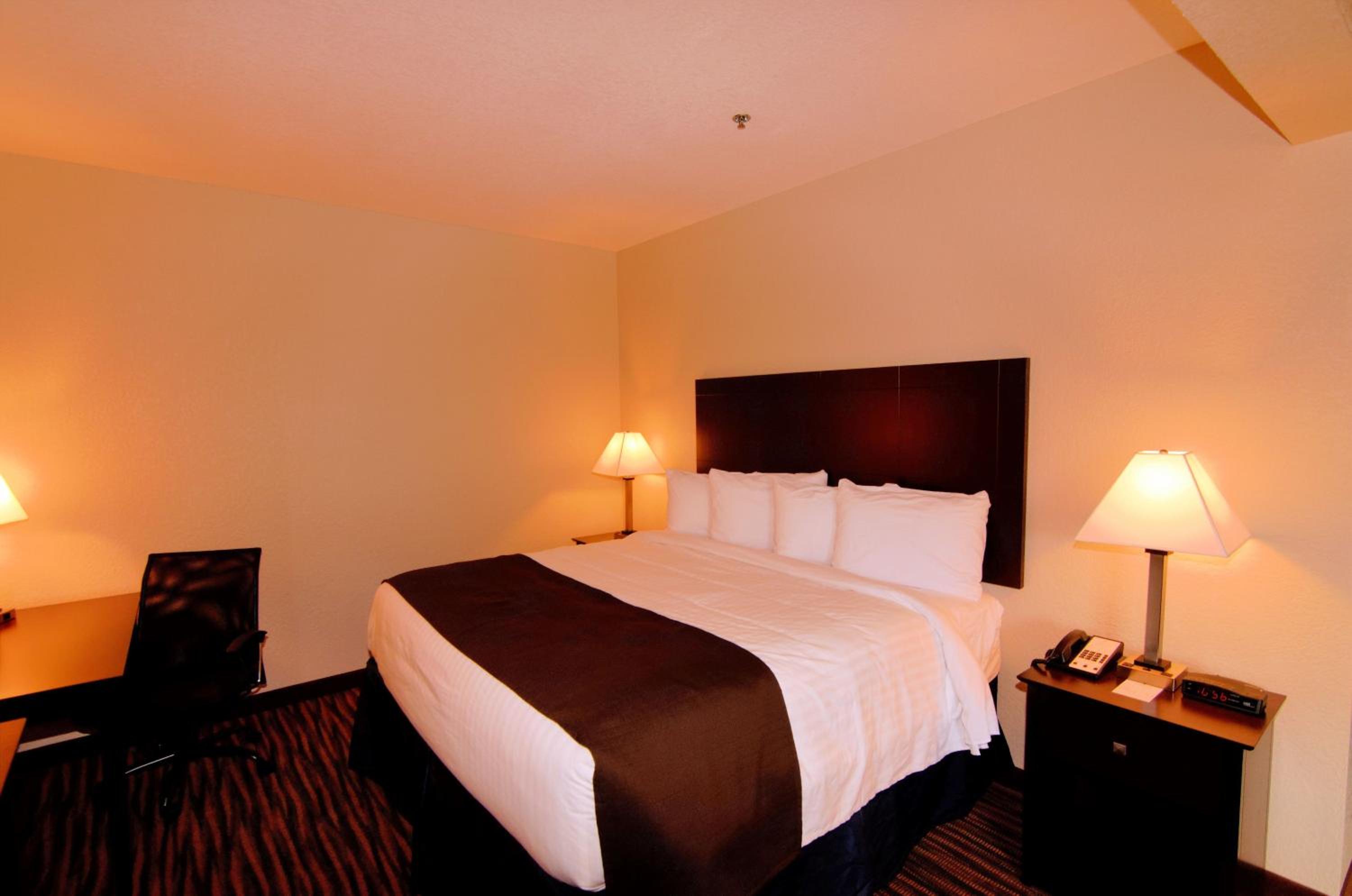 Cobblestone Inn & Suites - Denison | Oak Ridge