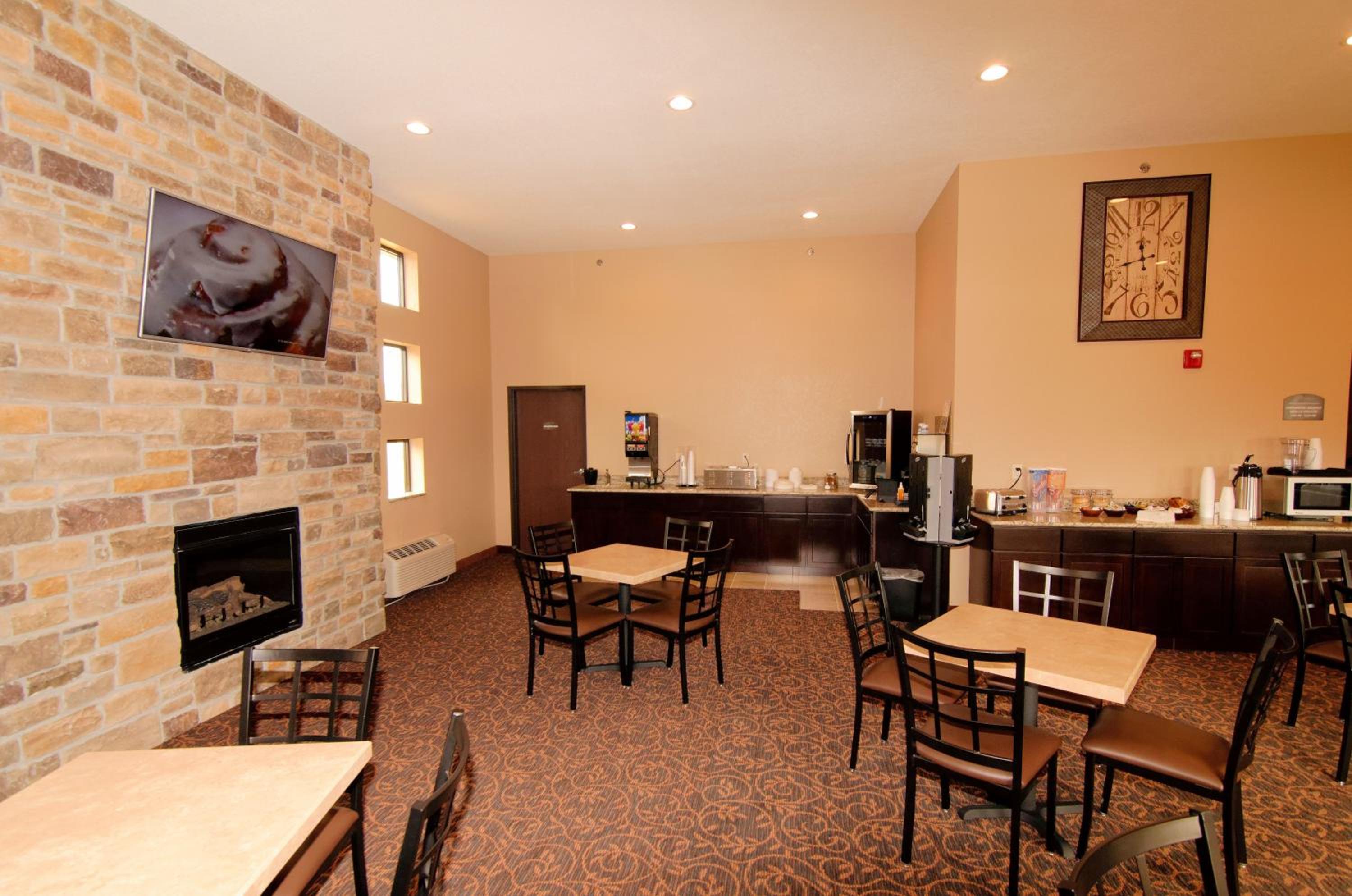 Cobblestone Inn & Suites - Denison | Oak Ridge